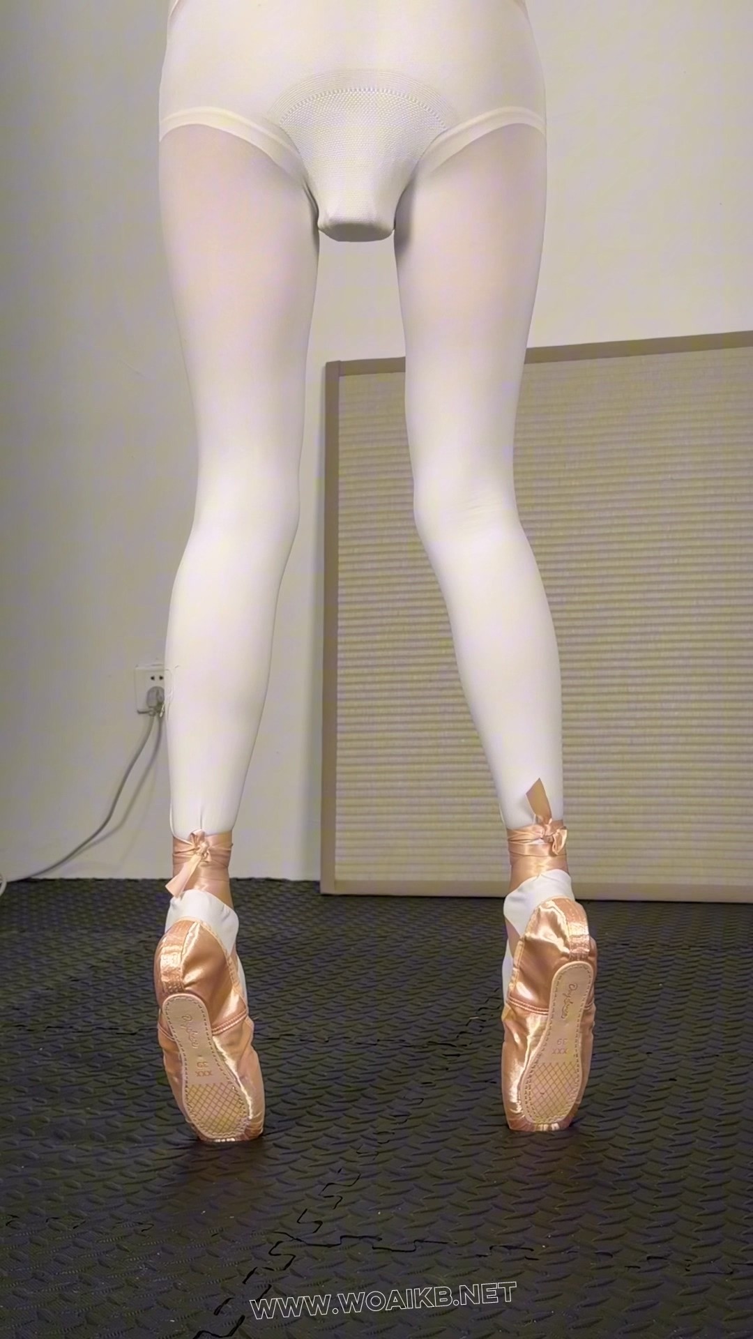 《芭蕾鞋垫脚定时电击调教145》 预览图 10