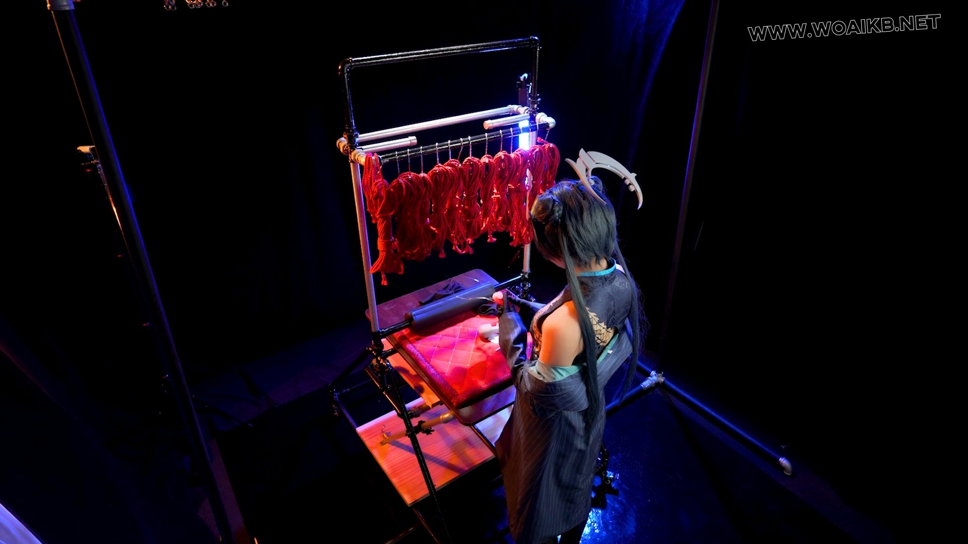 第七期，陷入拘束架中被完全拘束的妃咲。 预览图 1