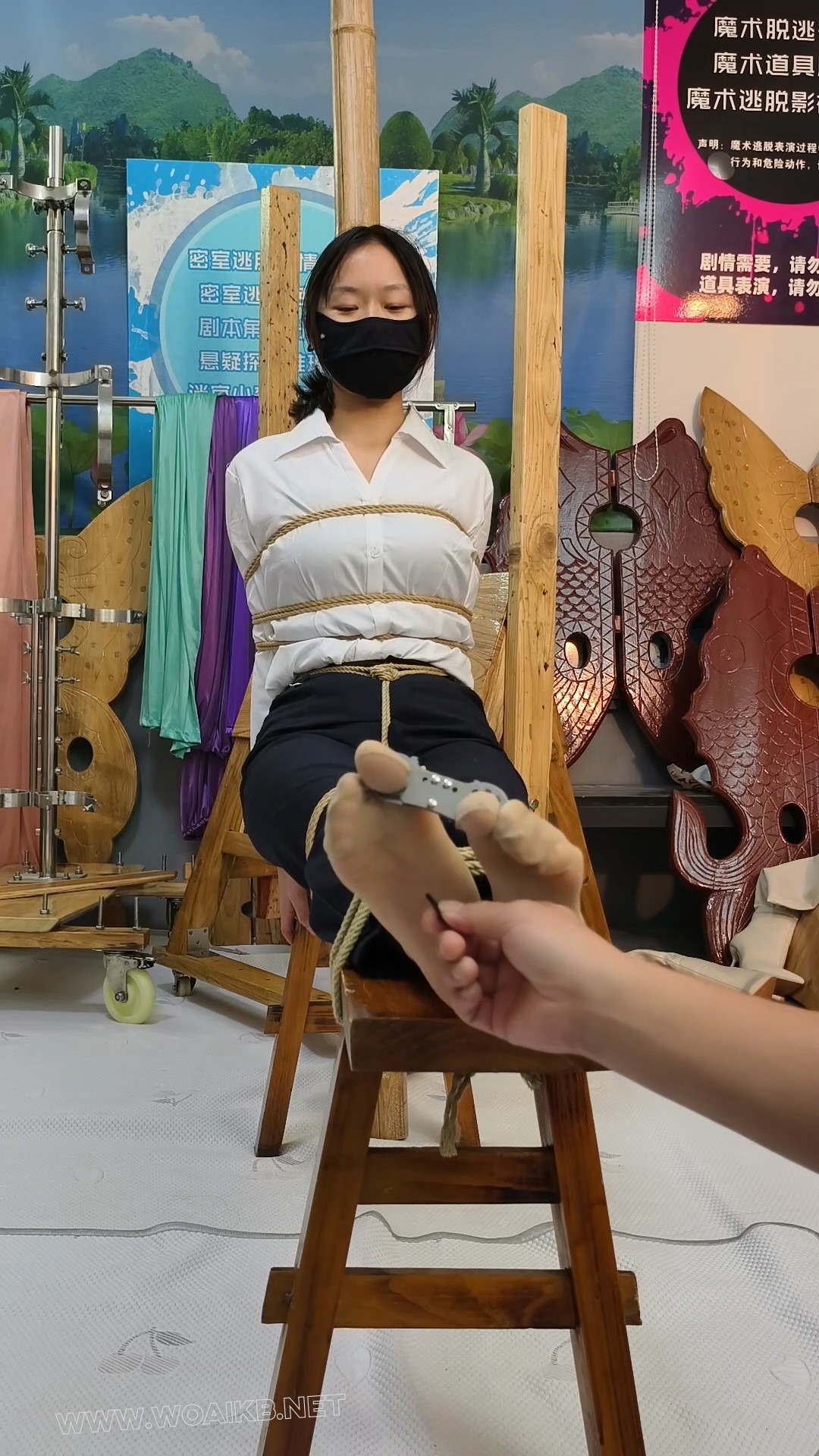 兰兰白色衬衣套装，老虎凳捆绑挠脚心，拇指铐铐脚趾，红色高跟鞋里面放黄豆，鞋子... 预览图 6