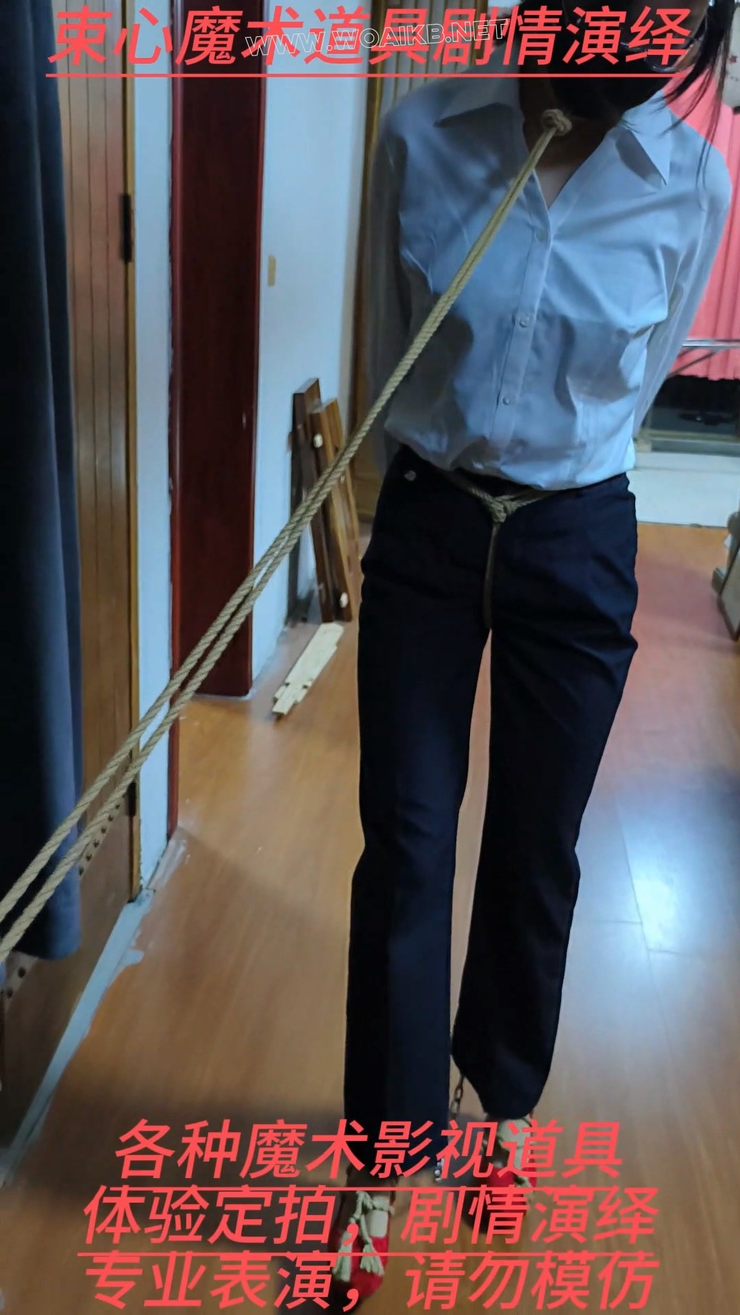 兰兰白色衬衣套装，老虎凳捆绑挠脚心，拇指铐铐脚趾，红色高跟鞋里面放黄豆，鞋子... 预览图 10