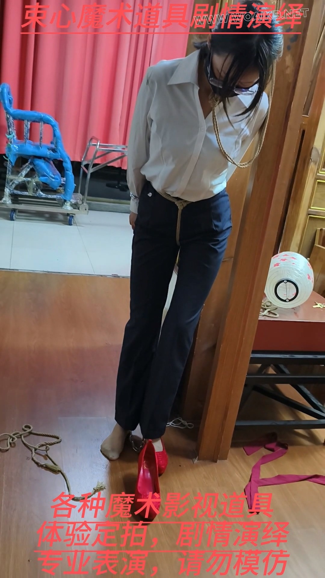 兰兰白色衬衣套装，老虎凳捆绑挠脚心，拇指铐铐脚趾，红色高跟鞋里面放黄豆，鞋子... 预览图 16