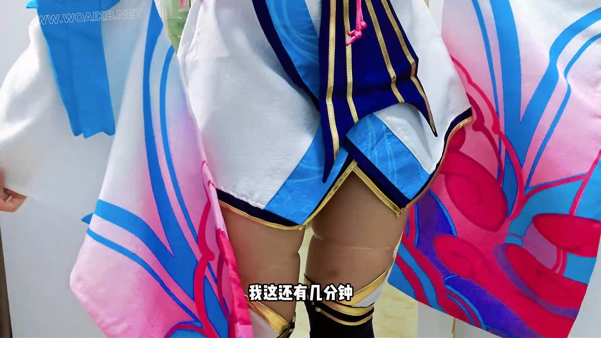 万恶的贝贝把阿狸吸到瘫倒在地上求饶,就算是在电梯里也控制不住自己