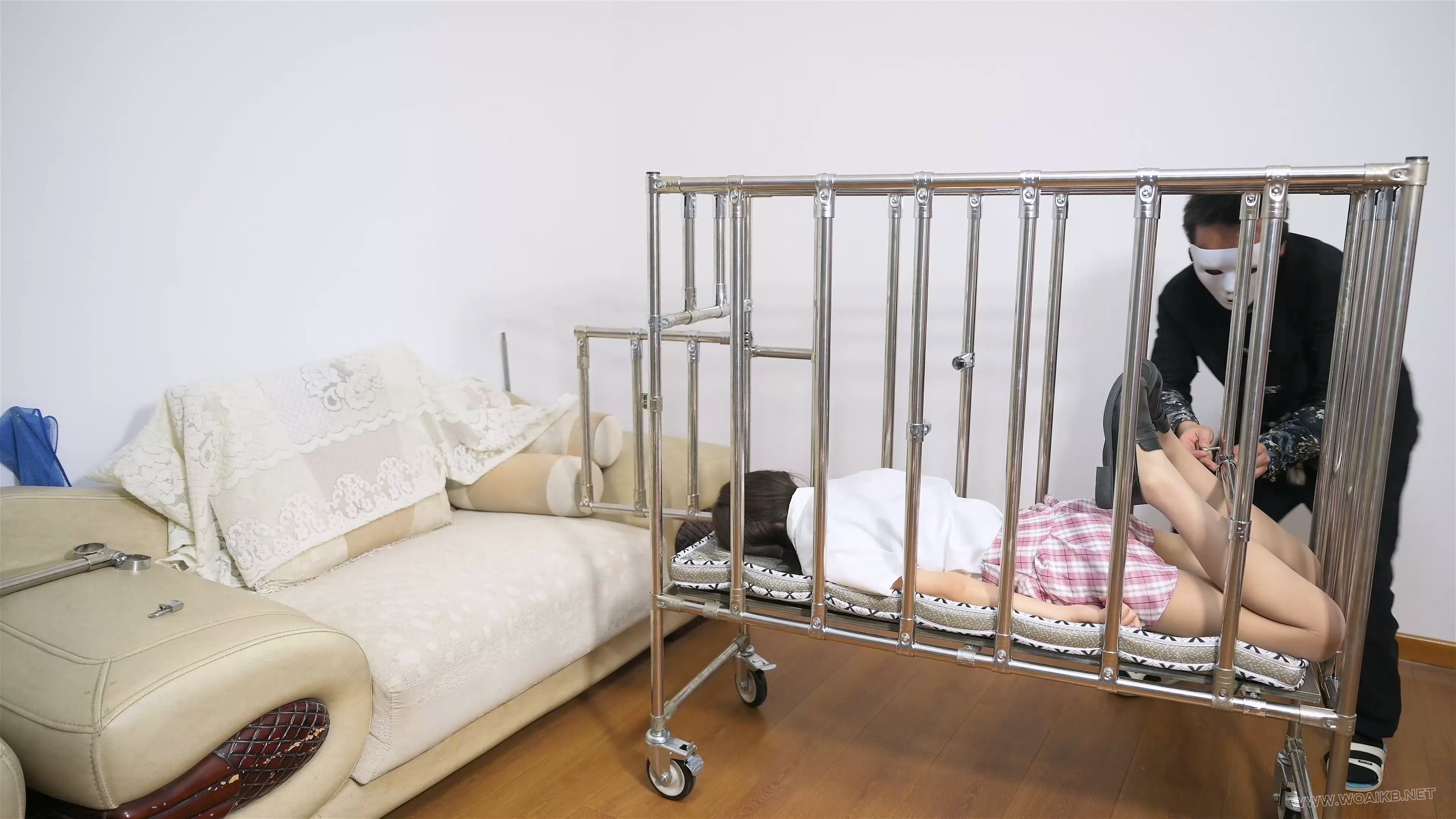 言妍铁笼内固定遭沐小雨筋膜枪伺候--JK、双马尾、高跟、镣铐、TK 预览图 3