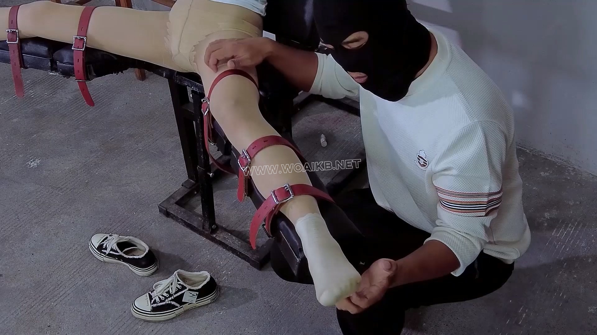 变态小偷入室迷晕学生玩弄固定在开腿刑椅上全身挠痒折磨！刺激玩弄胸部小红豆！ 《... 预览图 8