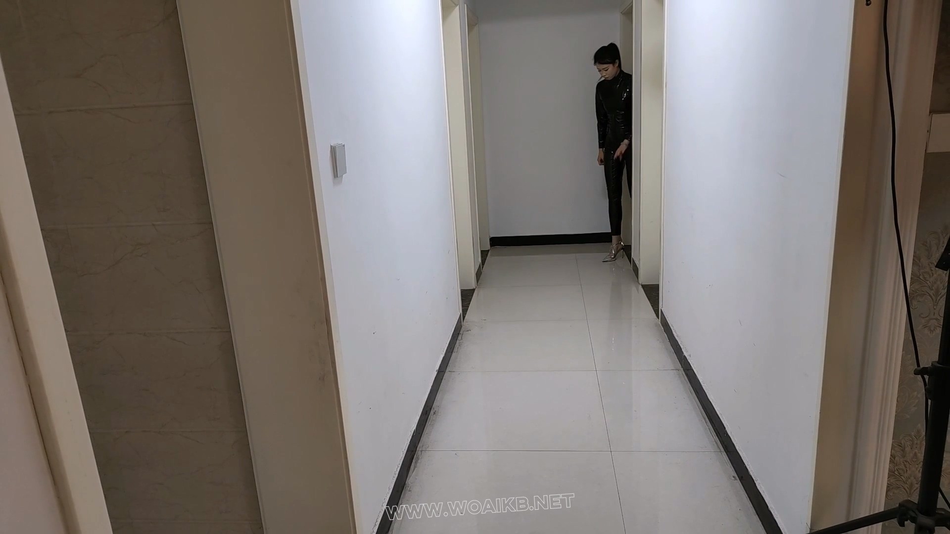 黑色胶衣搜查官 入室搜查被玩弄