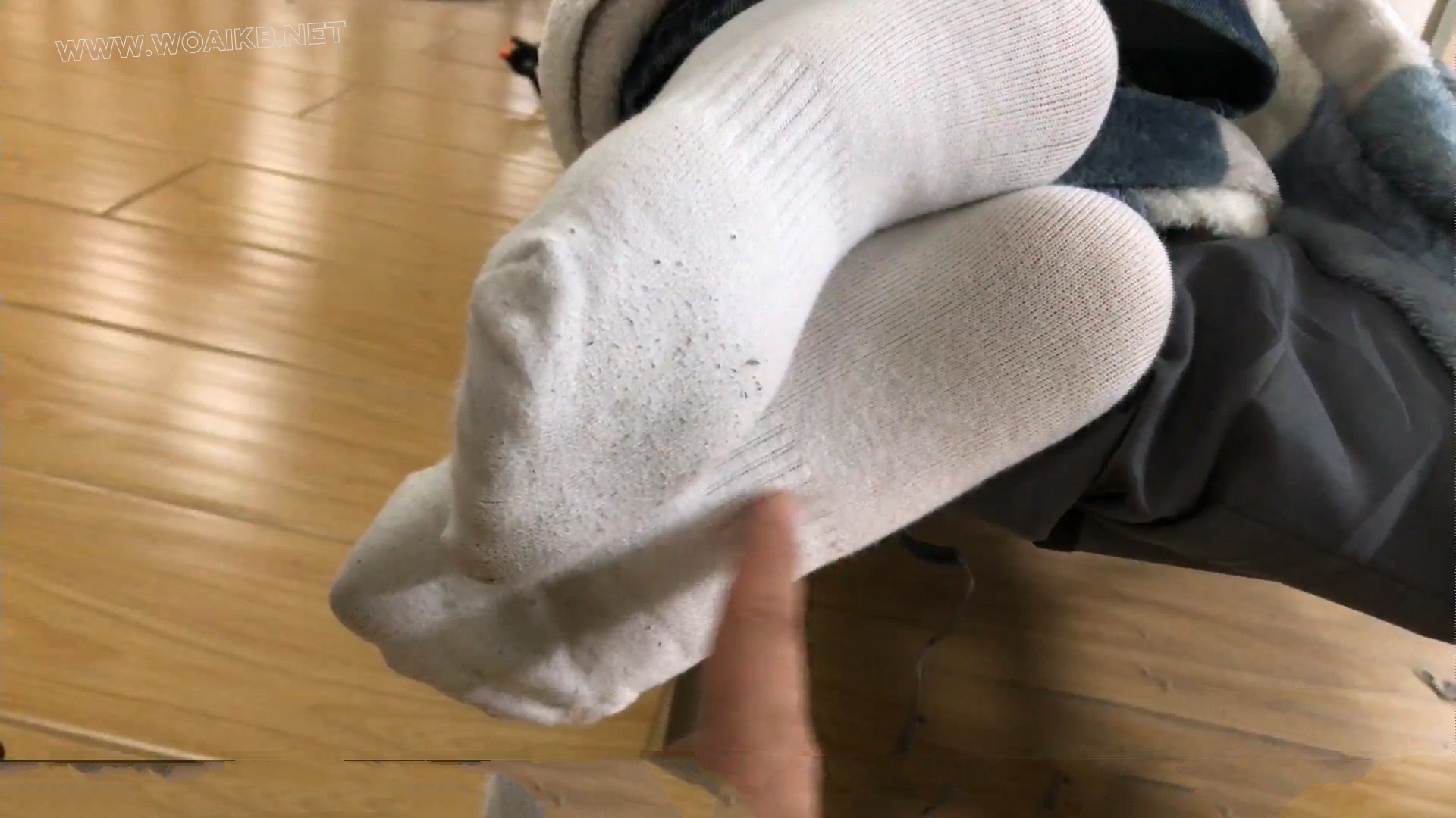 【小洛】【琳媚】【雨薇】定拍 三个午睡女孩 脱鞋袜挠脚 各种抚摸 预览图 4