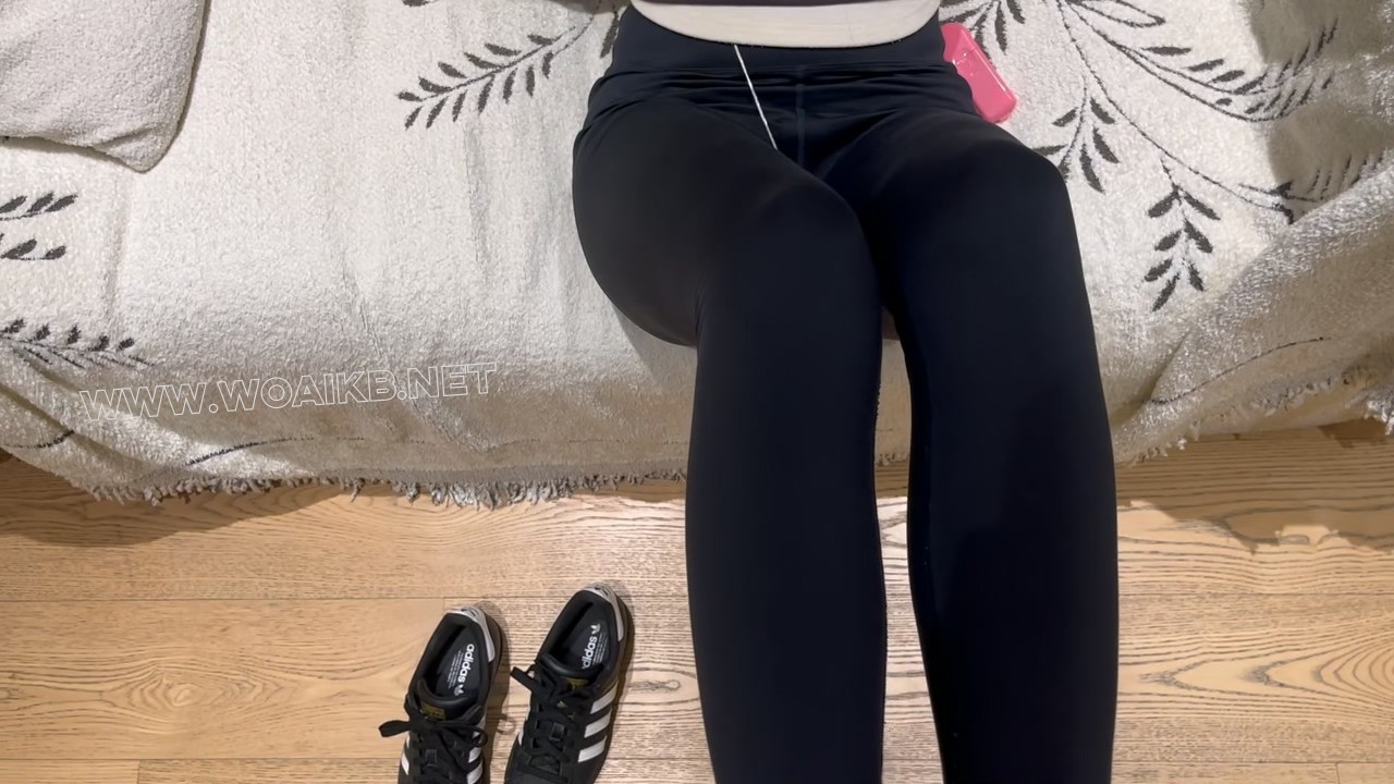 贝壳头瑜伽裤白袜，健身少女强高床上当狗，镣铐铐住双脚，zdb按压下面，紧紧贴合皮... 预览图 7