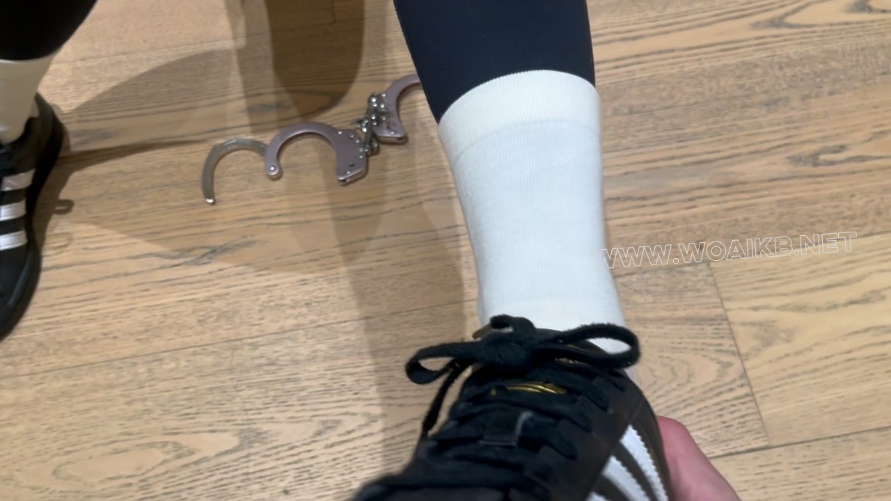 贝壳头瑜伽裤白袜，健身少女强高床上当狗，镣铐铐住双脚，zdb按压下面，紧紧贴合皮... 预览图 5