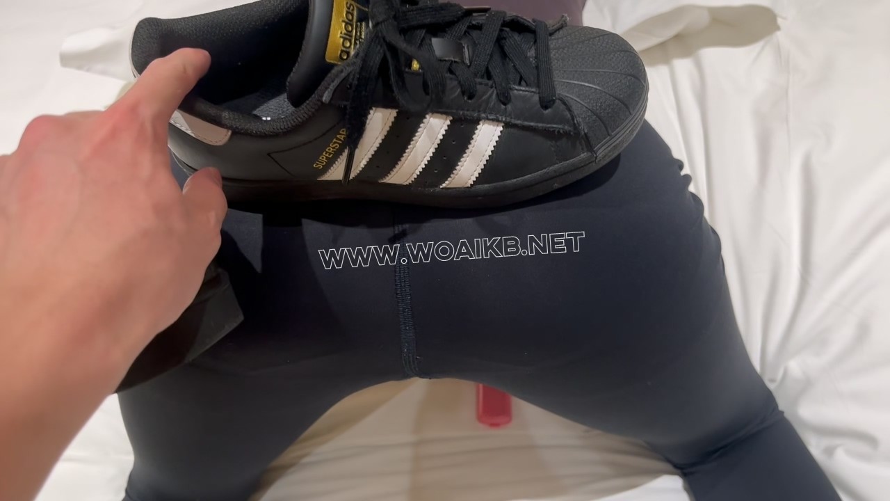 贝壳头瑜伽裤白袜，健身少女强高床上当狗，镣铐铐住双脚，zdb按压下面，紧紧贴合皮... 预览图 10