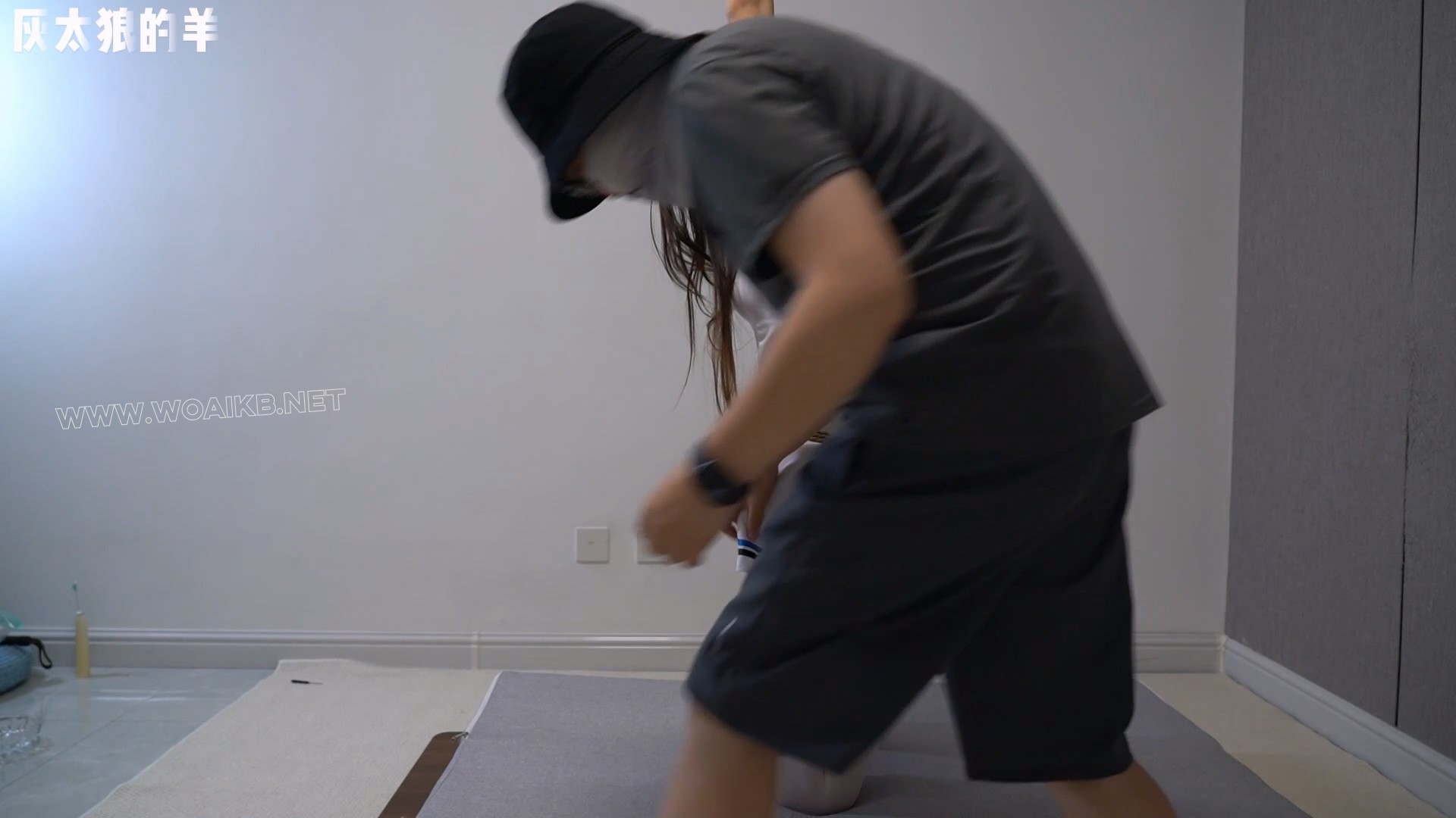 超大口枷塞满嘴巴，各种挠痒痒不断，水手服少女疯狂扭动身体，惨遭连续鞭打，口水... 预览图 13