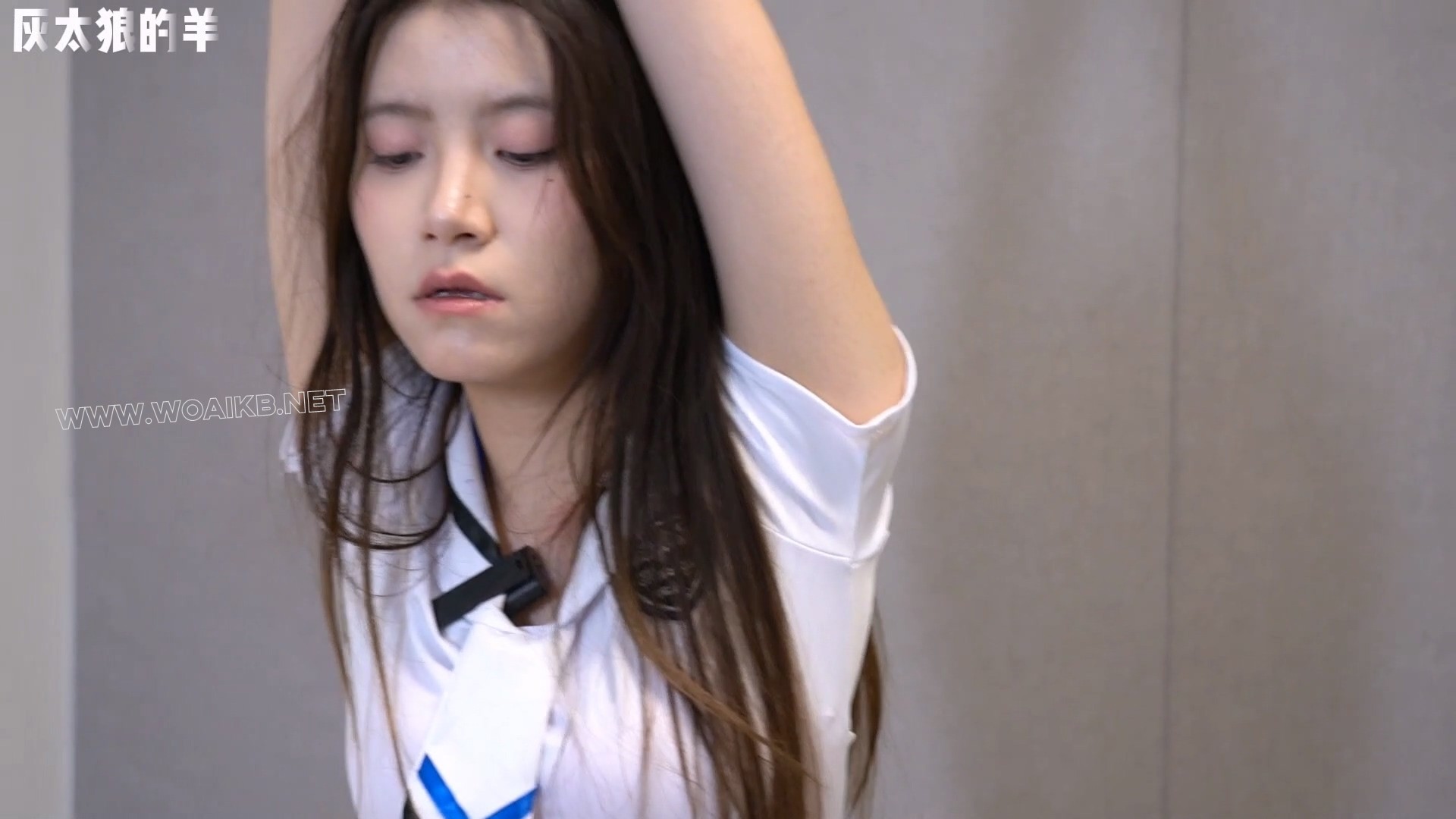 超大口枷塞满嘴巴，各种挠痒痒不断，水手服少女疯狂扭动身体，惨遭连续鞭打，口水... 预览图 18