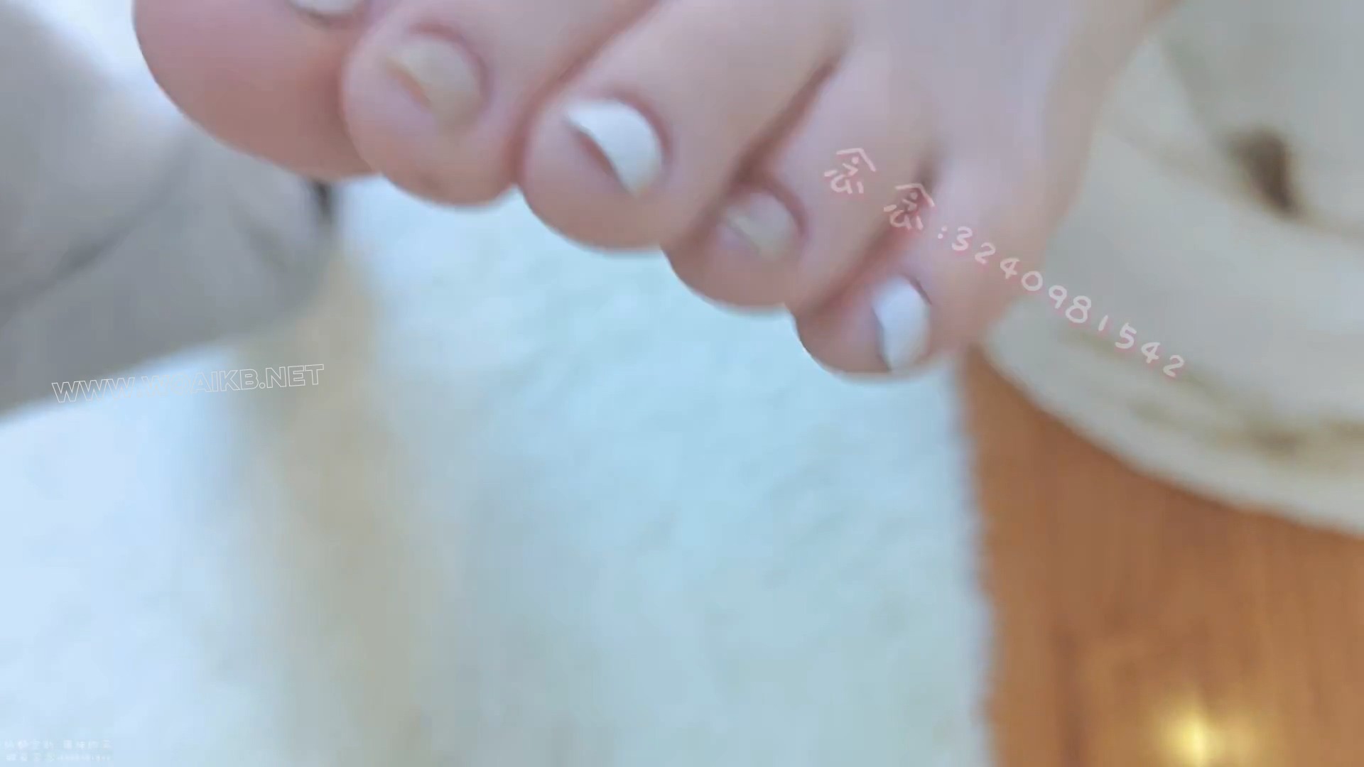 【念念】【定拍】女jing念念 裸足绑脚趾 脚上涂油挣扎 展示足底 tk摸脚挠脚 预览图 8