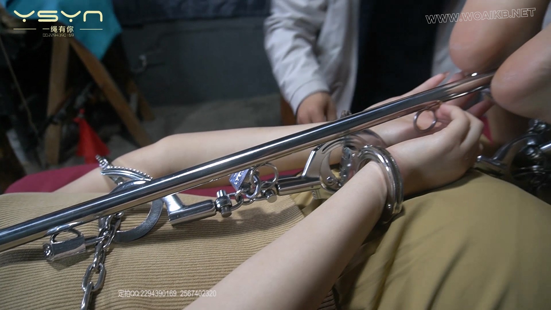 【终极惩戒】170美女柳依被戴上颈拷重镣金属拘束架吊起打挠脚心各种手铐板拷拇指拷... 预览图 17