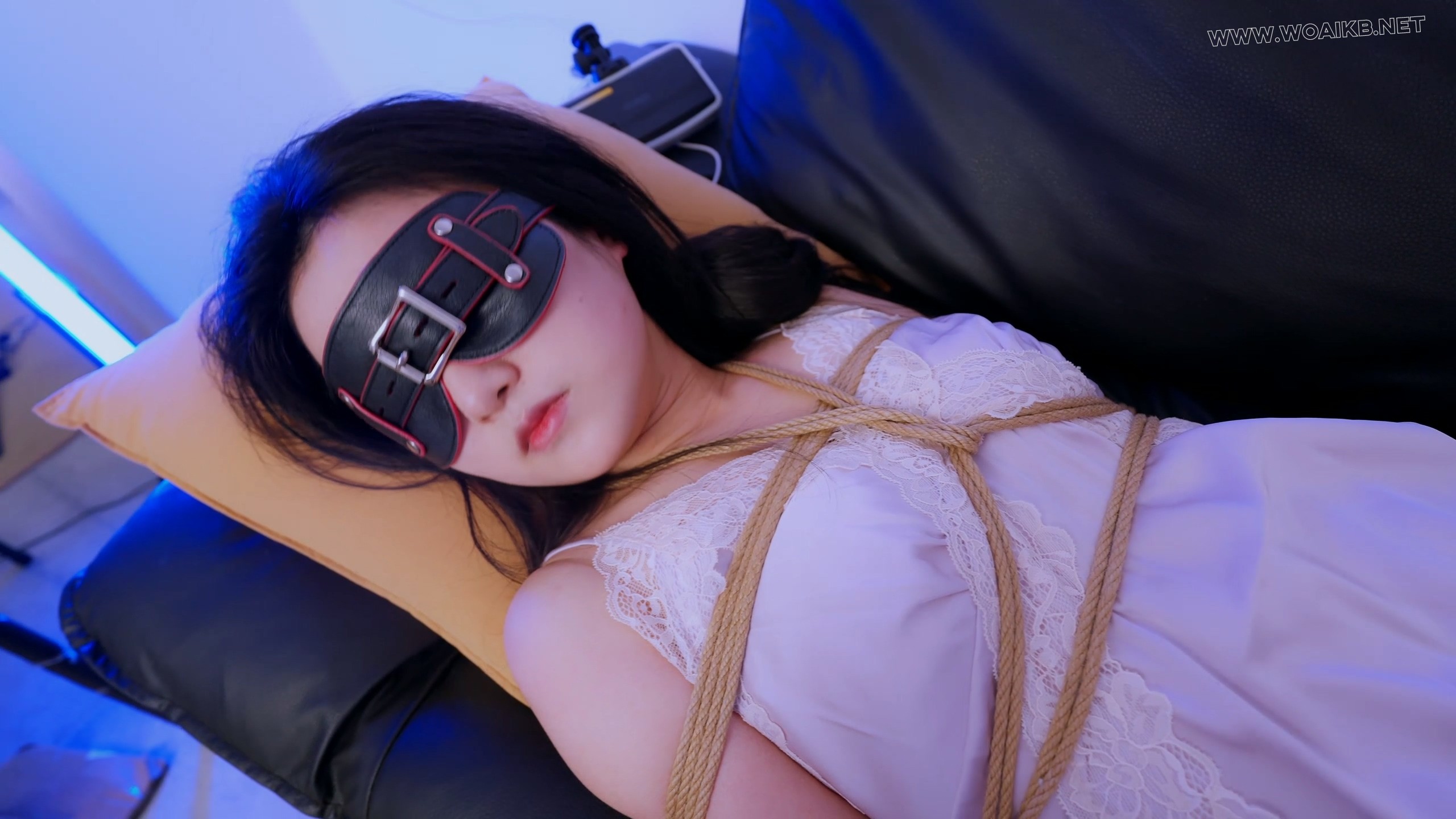 《女友游戏Ⅳ》女友换上性感的睡衣在我面前发sao，忍无可忍绑起来，开腿+股绳+丝袜... 预览图 1