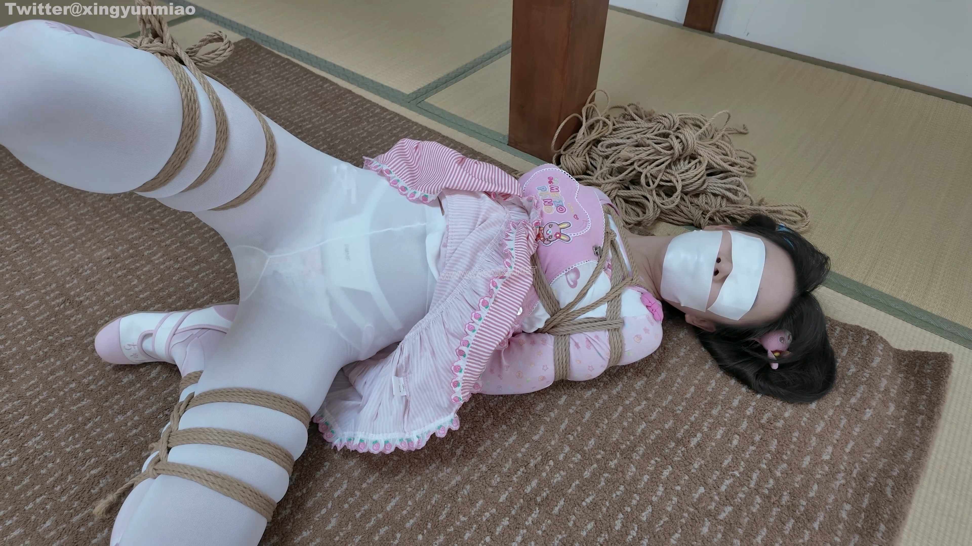 真妹子新模崽崽首发——白丝女儿服｜折腿跪立钢架直臂拘束｜泡棉胶带蒙眼封嘴｜绷... 预览图 7