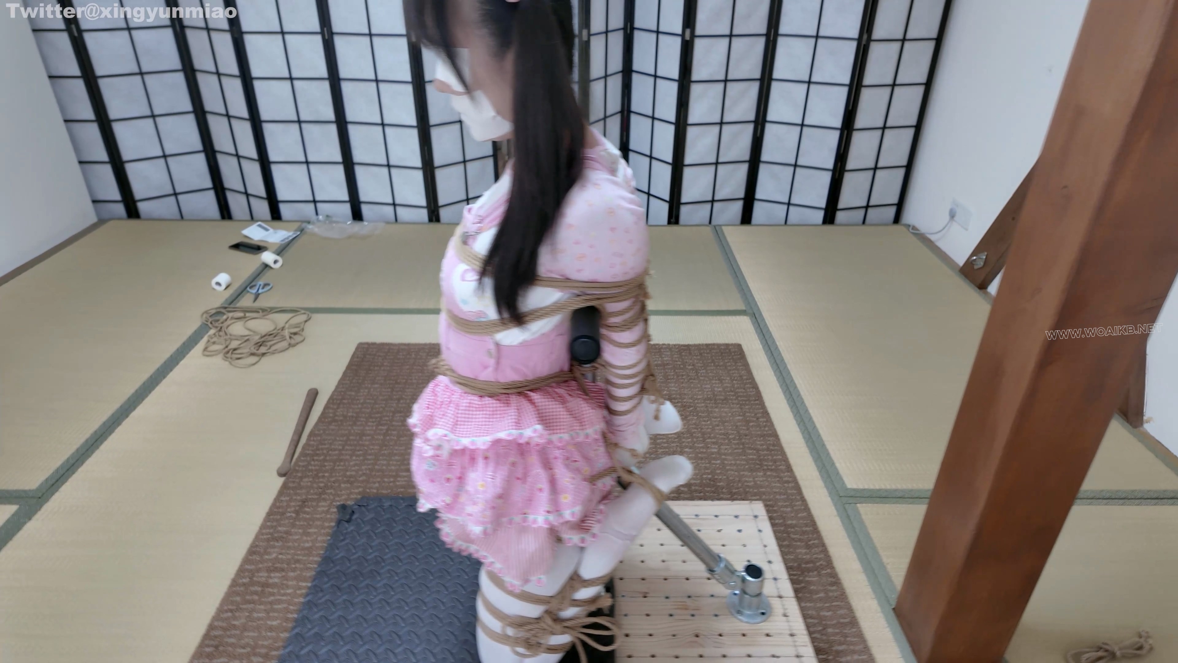 真妹子新模崽崽首发——白丝女儿服｜折腿跪立钢架直臂拘束｜泡棉胶带蒙眼封嘴｜绷... 预览图 8