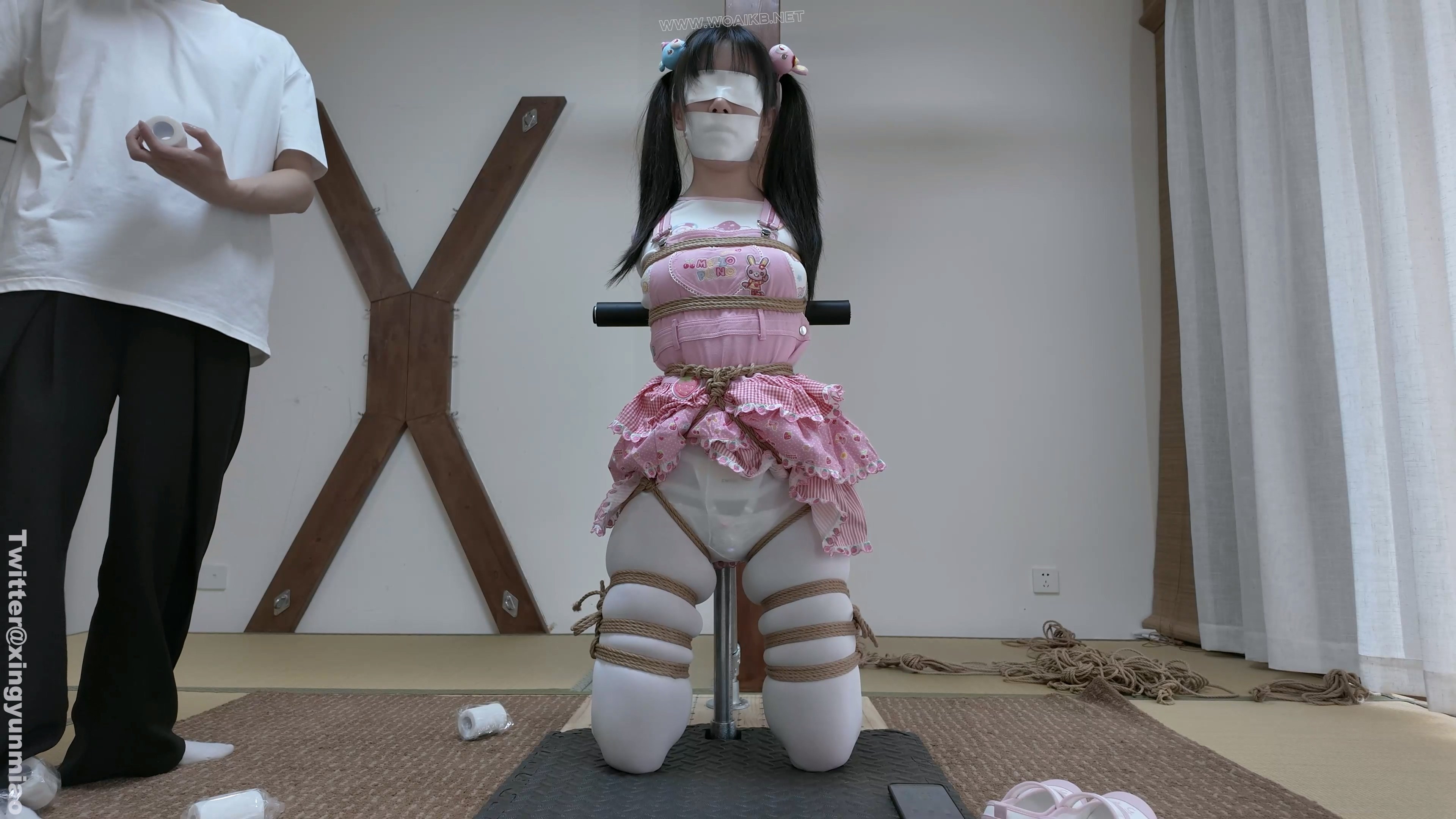 真妹子新模崽崽首发——白丝女儿服｜折腿跪立钢架直臂拘束｜泡棉胶带蒙眼封嘴｜绷... 预览图 10