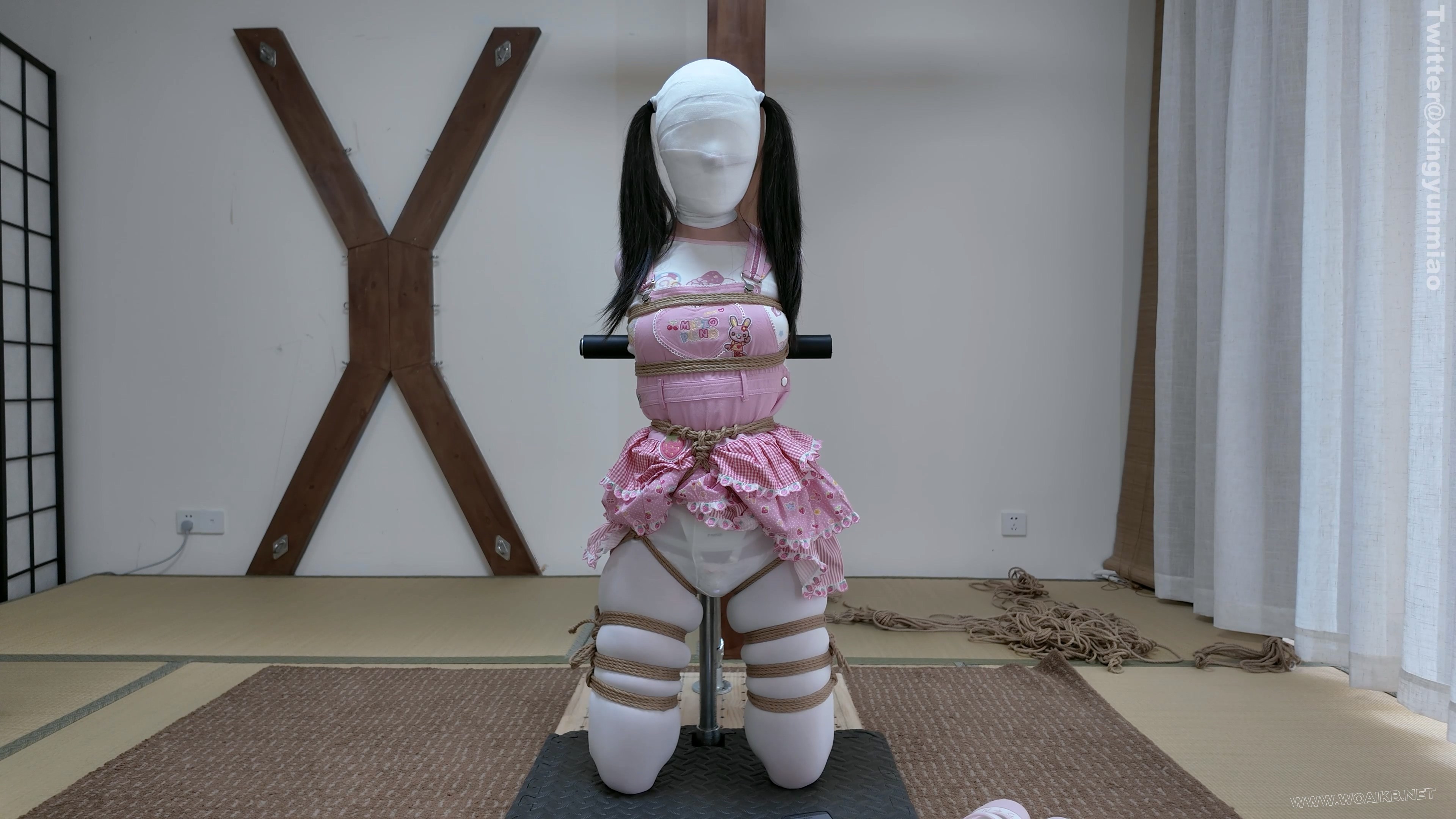 真妹子新模崽崽首发——白丝女儿服｜折腿跪立钢架直臂拘束｜泡棉胶带蒙眼封嘴｜绷... 预览图 14