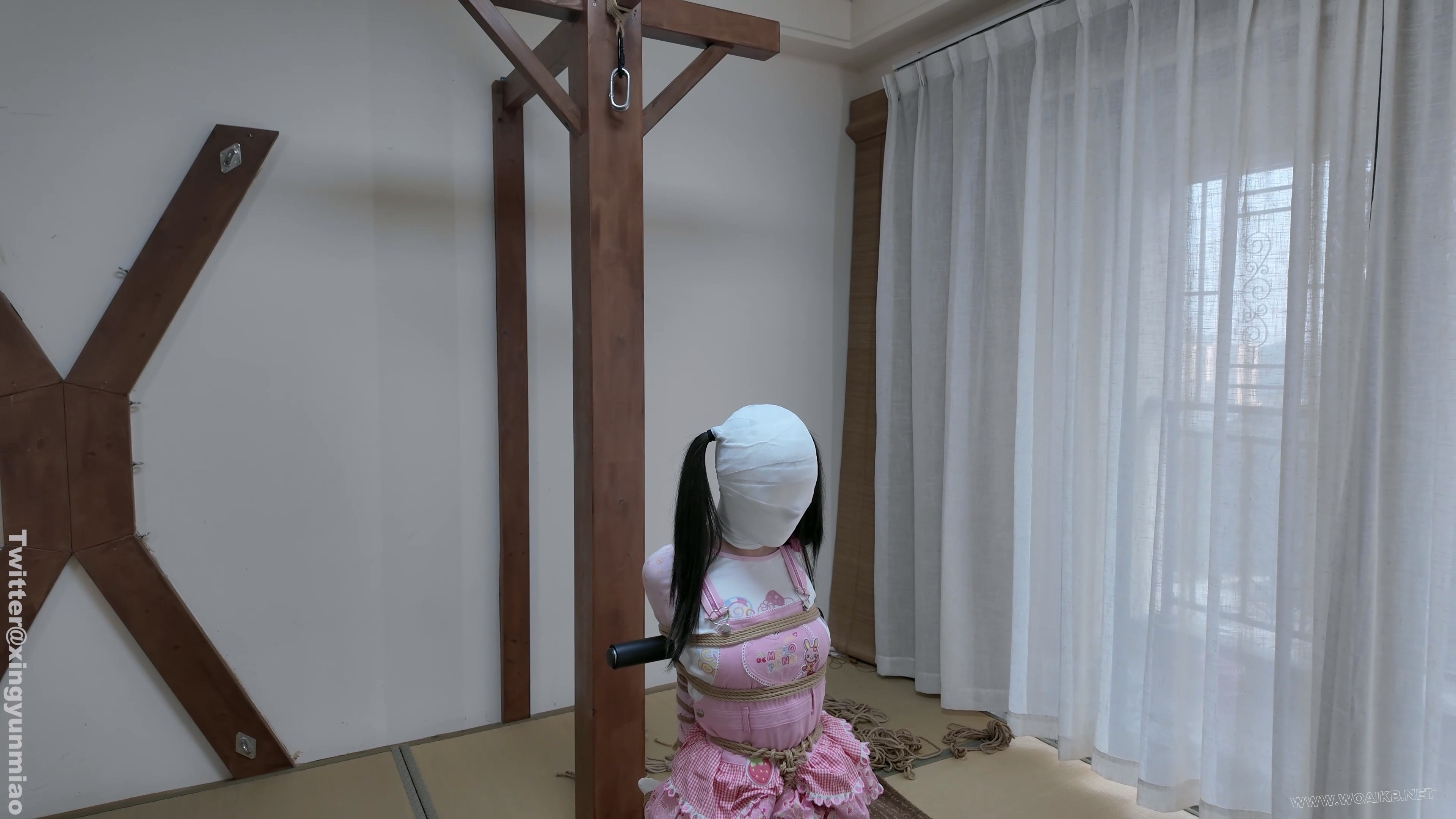 真妹子新模崽崽首发——白丝女儿服｜折腿跪立钢架直臂拘束｜泡棉胶带蒙眼封嘴｜绷... 预览图 11