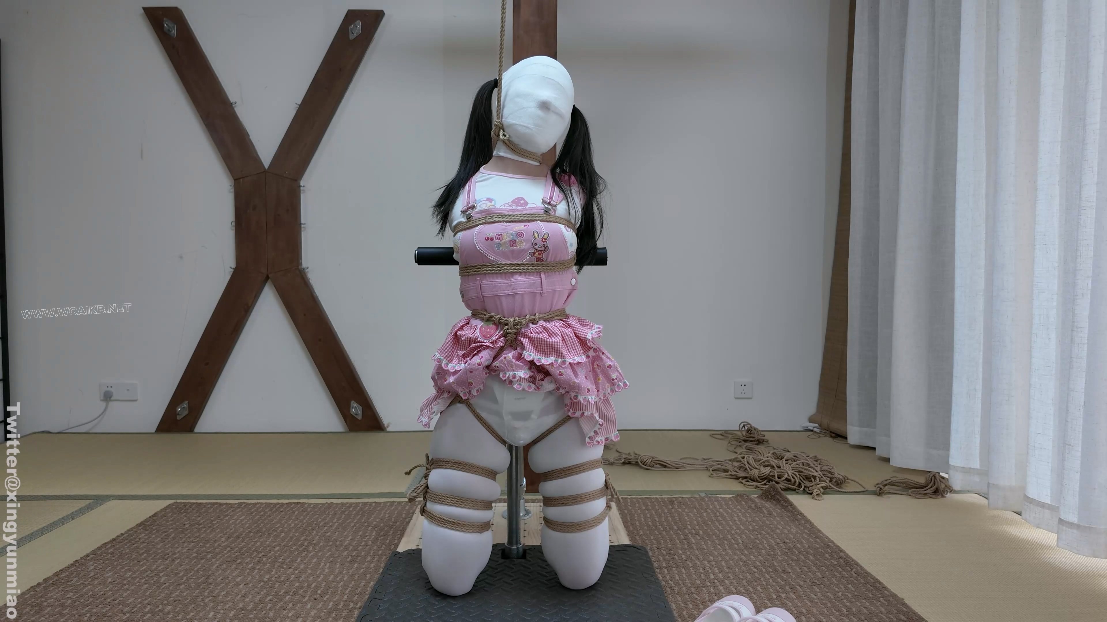 真妹子新模崽崽首发——白丝女儿服｜折腿跪立钢架直臂拘束｜泡棉胶带蒙眼封嘴｜绷... 预览图 12