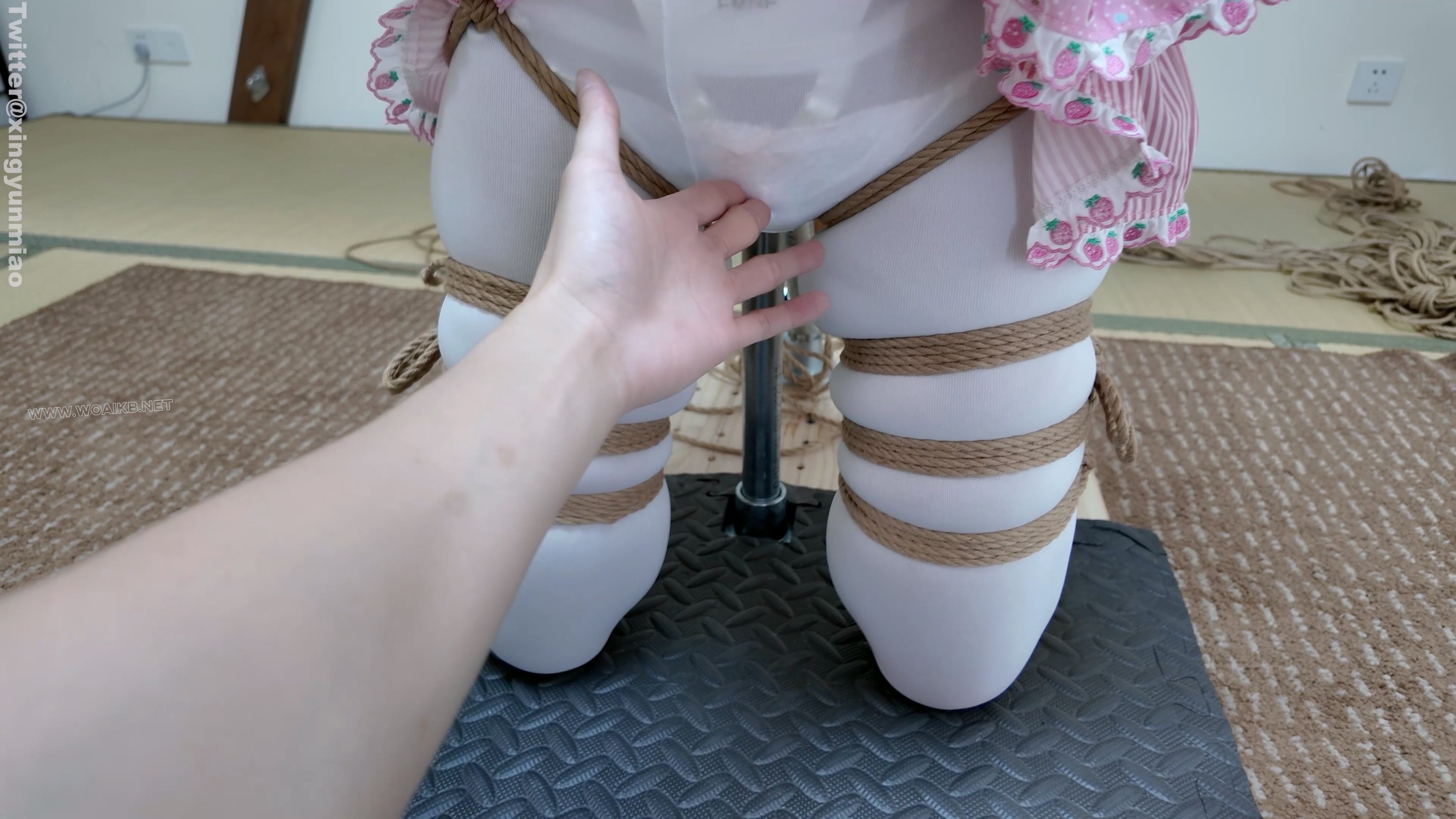 真妹子新模崽崽首发——白丝女儿服｜折腿跪立钢架直臂拘束｜泡棉胶带蒙眼封嘴｜绷... 预览图 19