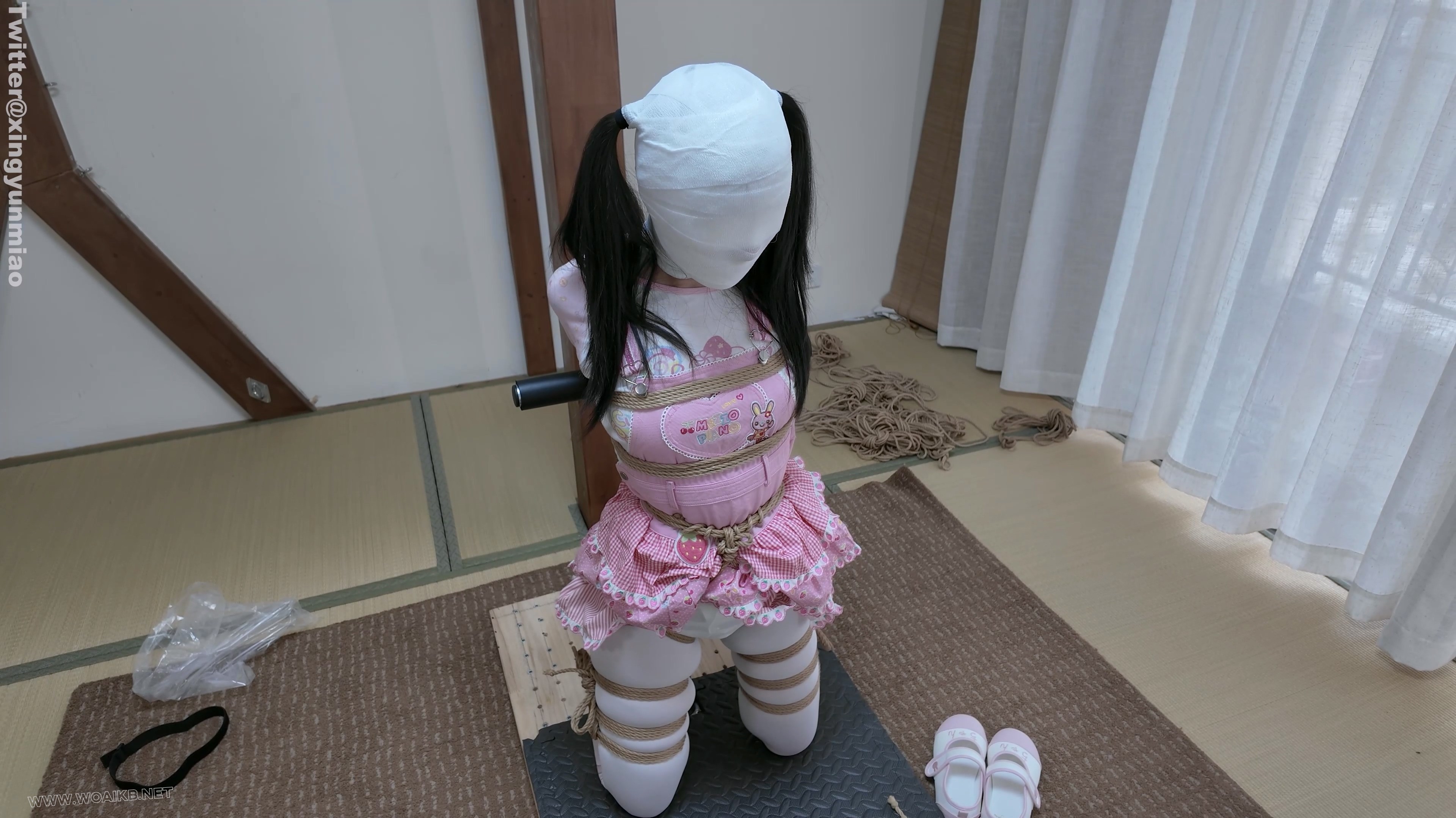 真妹子新模崽崽首发——白丝女儿服｜折腿跪立钢架直臂拘束｜泡棉胶带蒙眼封嘴｜绷... 预览图 16