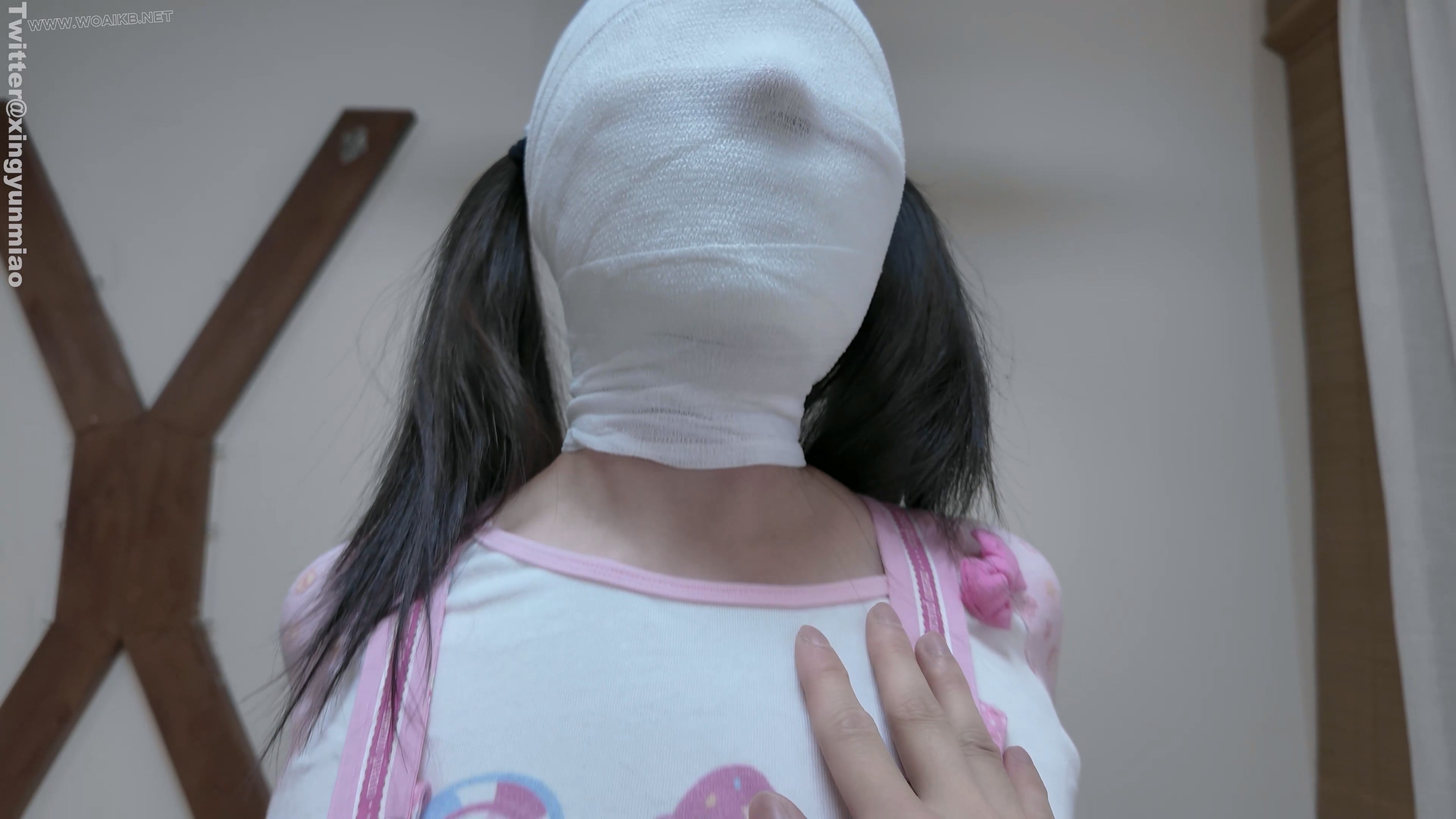 真妹子新模崽崽首发——白丝女儿服｜折腿跪立钢架直臂拘束｜泡棉胶带蒙眼封嘴｜绷... 预览图 18