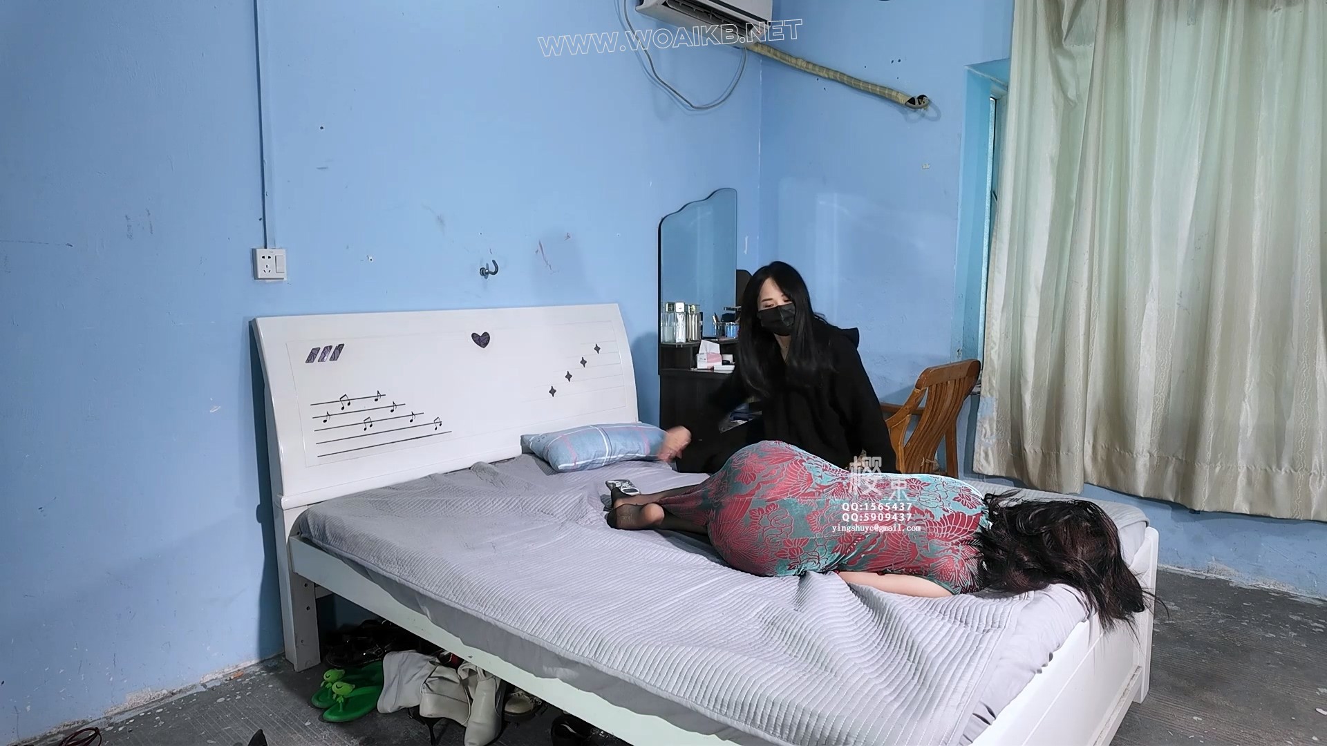 乖巧女儿反抗长期虐待打骂她的母亲！电击挠痒折磨！棒棒跳D羞辱强G！全包乳胶头套... 预览图 1