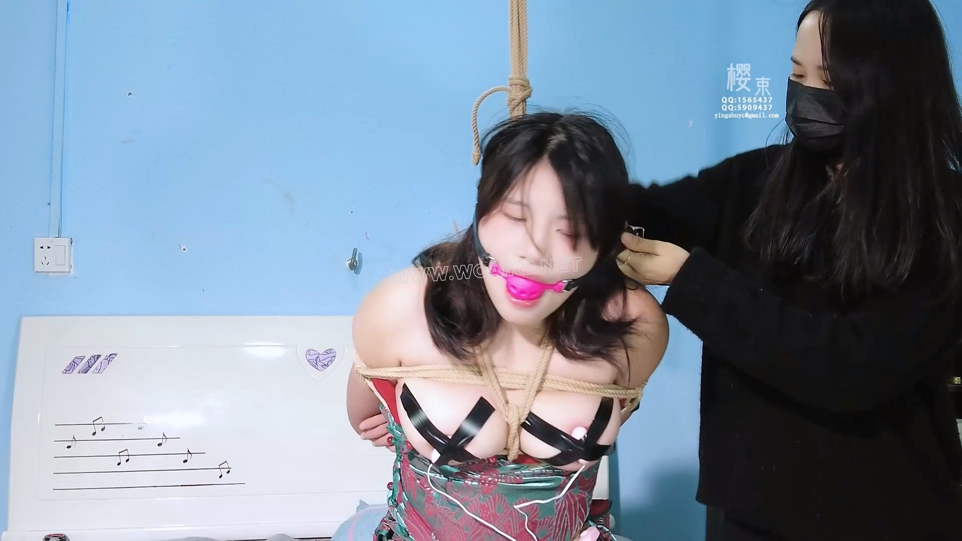 乖巧女儿反抗长期虐待打骂她的母亲！电击挠痒折磨！棒棒跳D羞辱强G！全包乳胶头套... 预览图 11