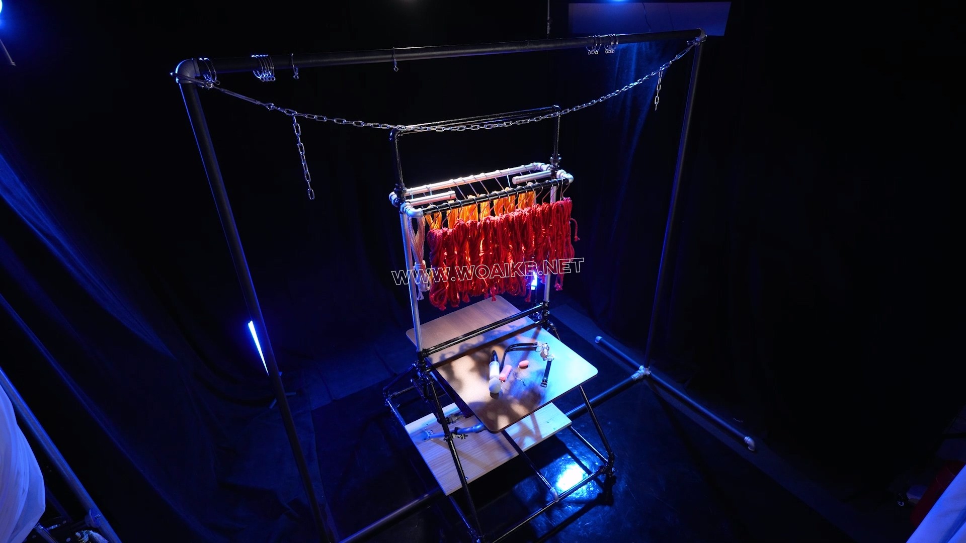 【拘束屋】第八期,陷入拘束架中被完全拘束的流萤。