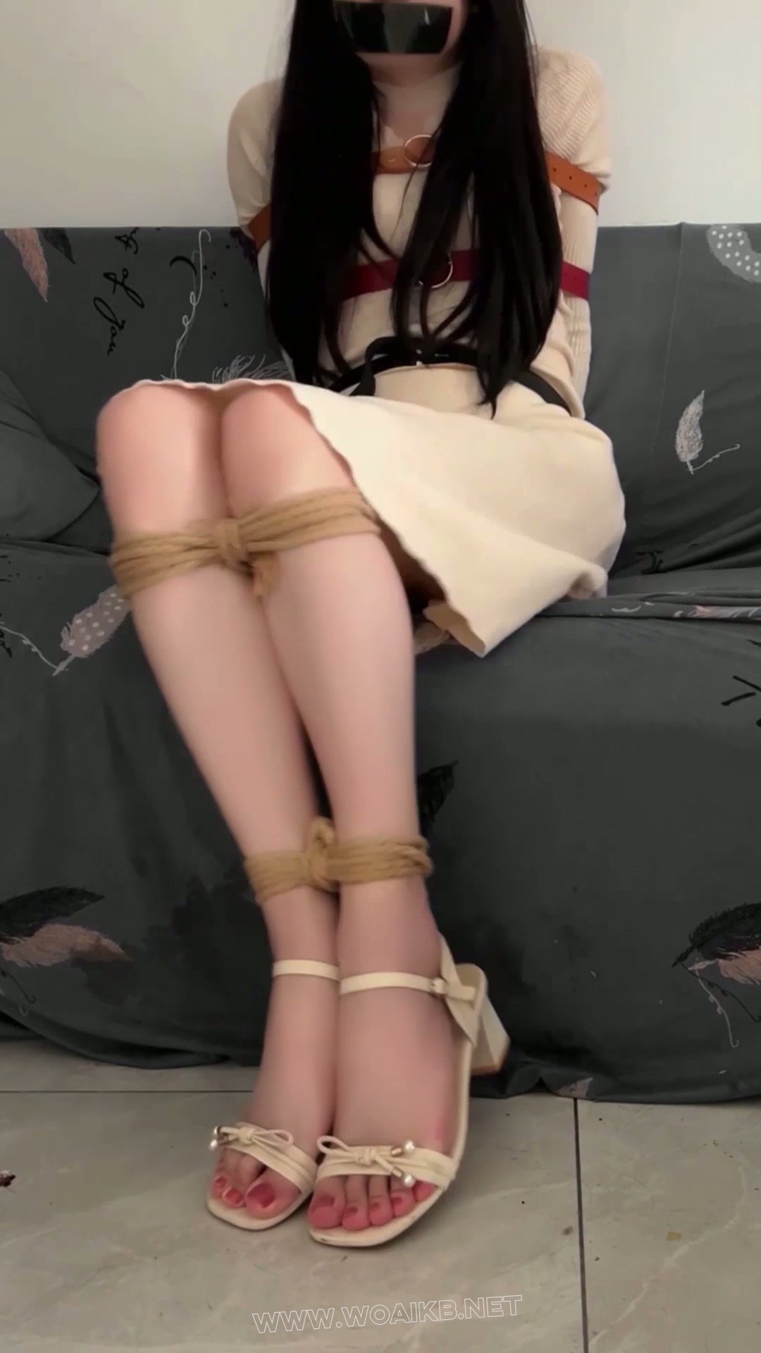 【柔和叶子】同时被三种不同材质的东西捆住 绳子x皮带x橡胶绳 凉鞋 唯有挣扎 预览图 2