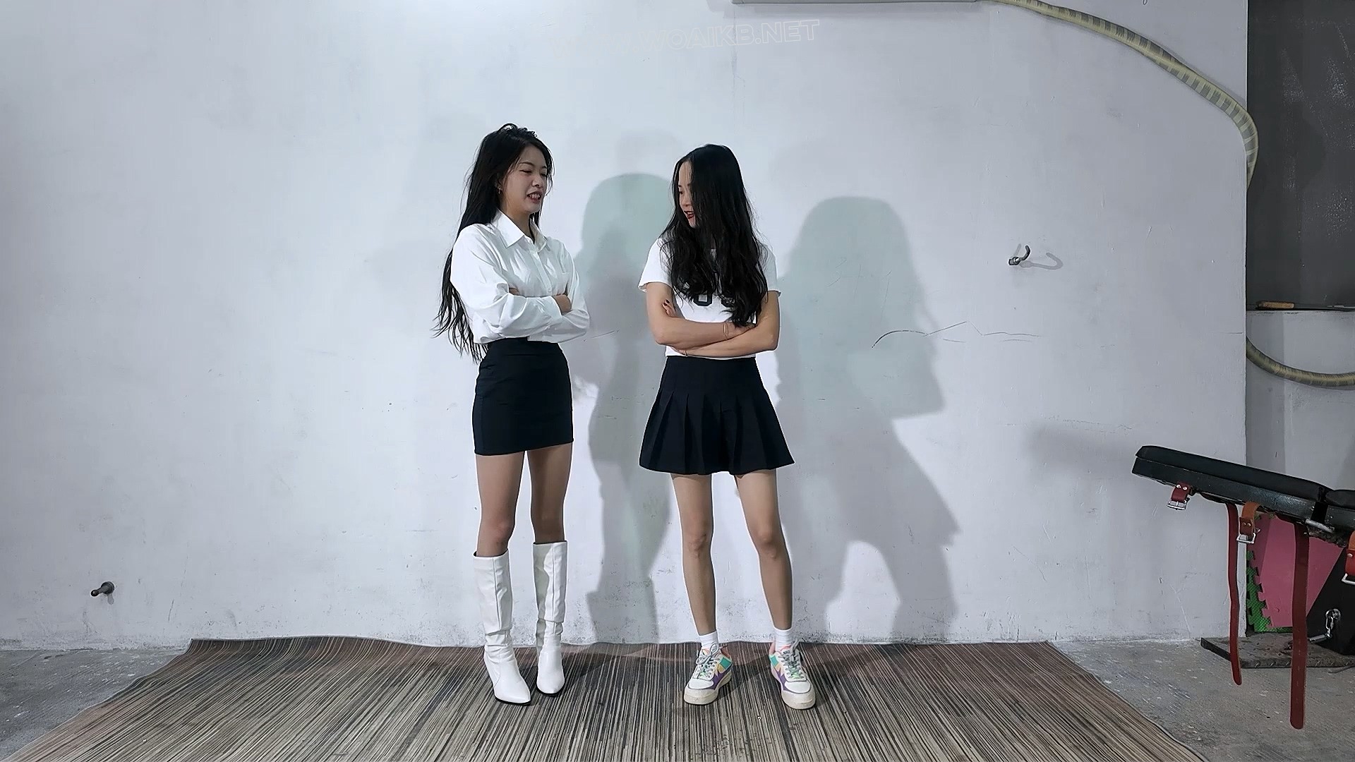 两女互相挠痒格斗赌约！开腿椅子狂挠丝袜白袜脚心！格斗姿势禁锢挠痒！ 《赌约挑战... 预览图 1