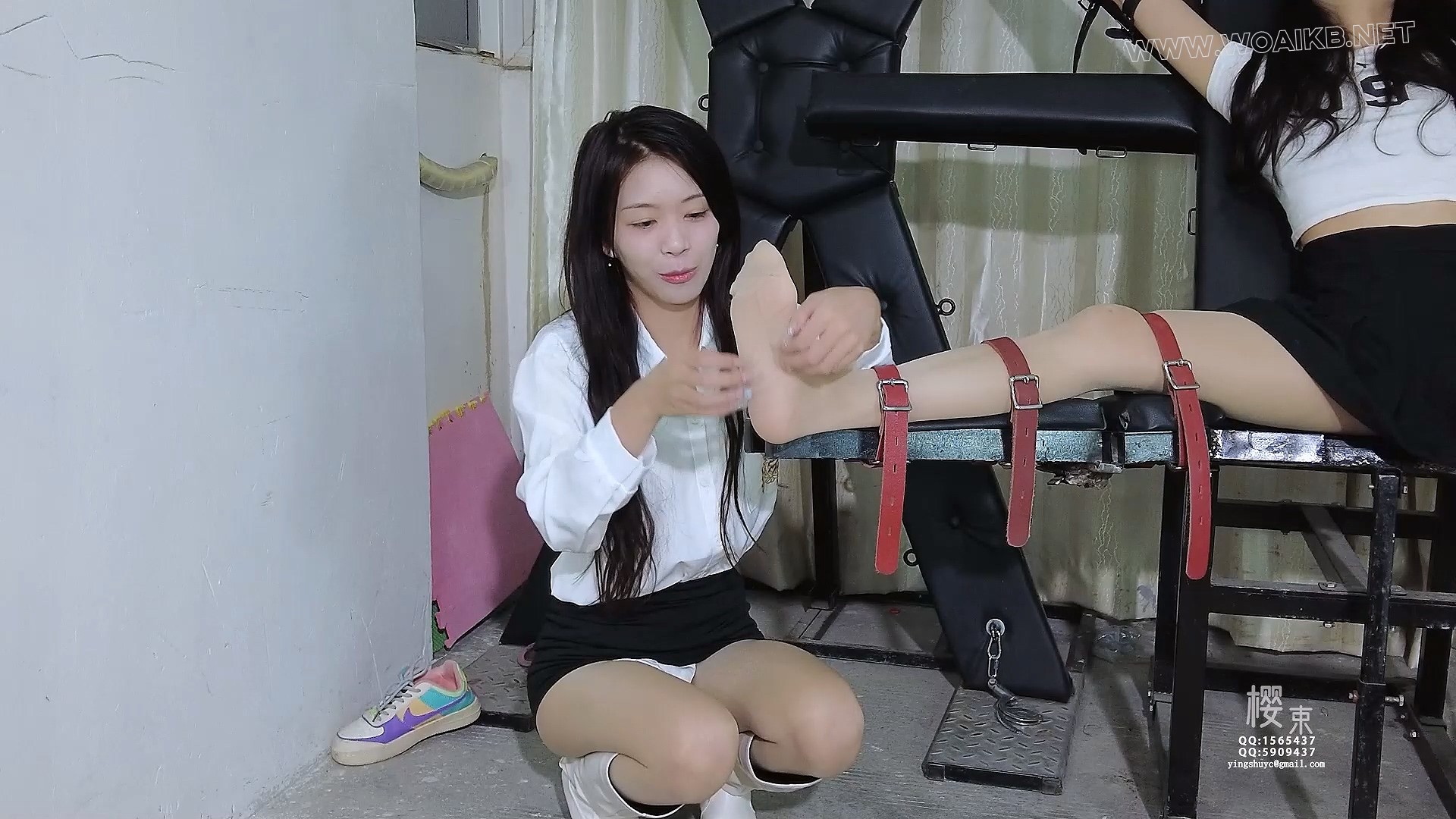 两女互相挠痒格斗赌约！开腿椅子狂挠丝袜白袜脚心！格斗姿势禁锢挠痒！ 《赌约挑战... 预览图 9