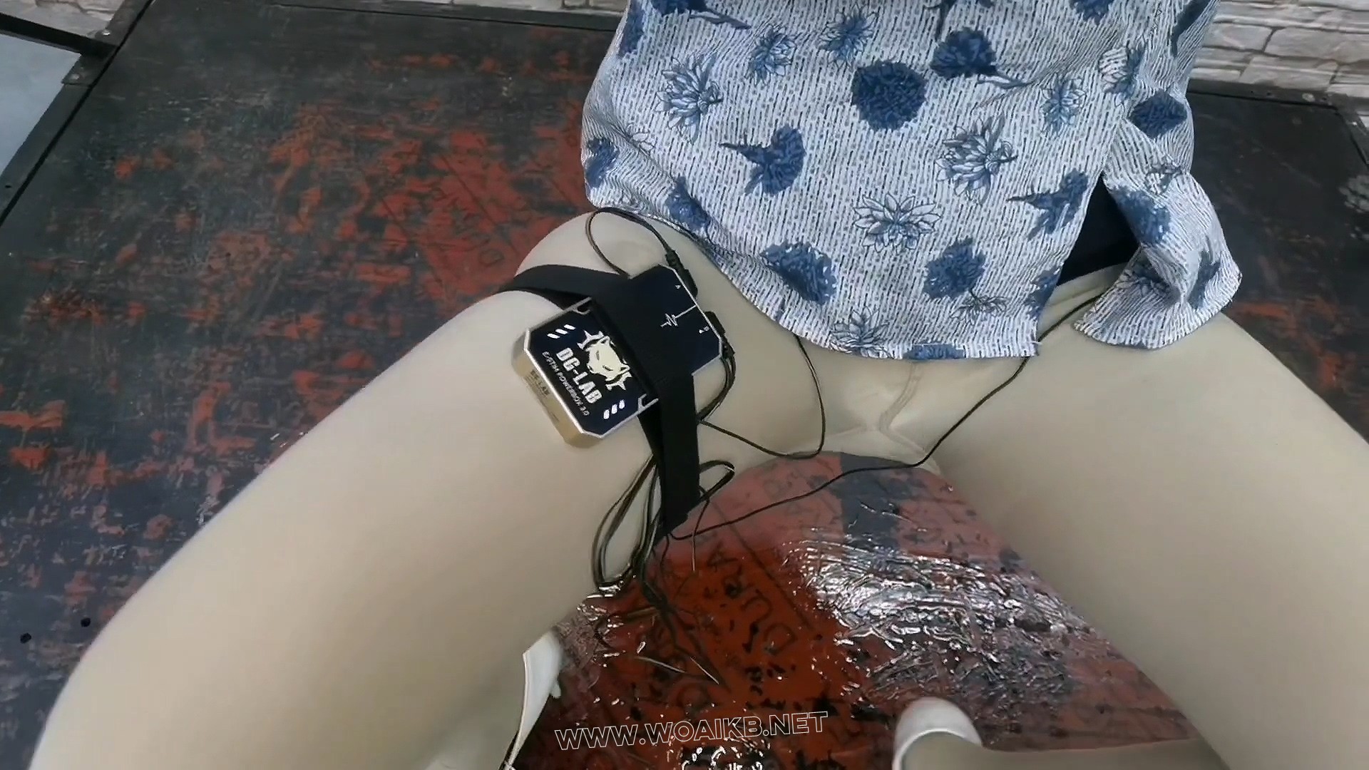 今天要暴虐驴驴,电击y塞外加贞操带,马步啵啵贝,脚底连接电击片,脚底下在放上洗衣液... 预览图 21