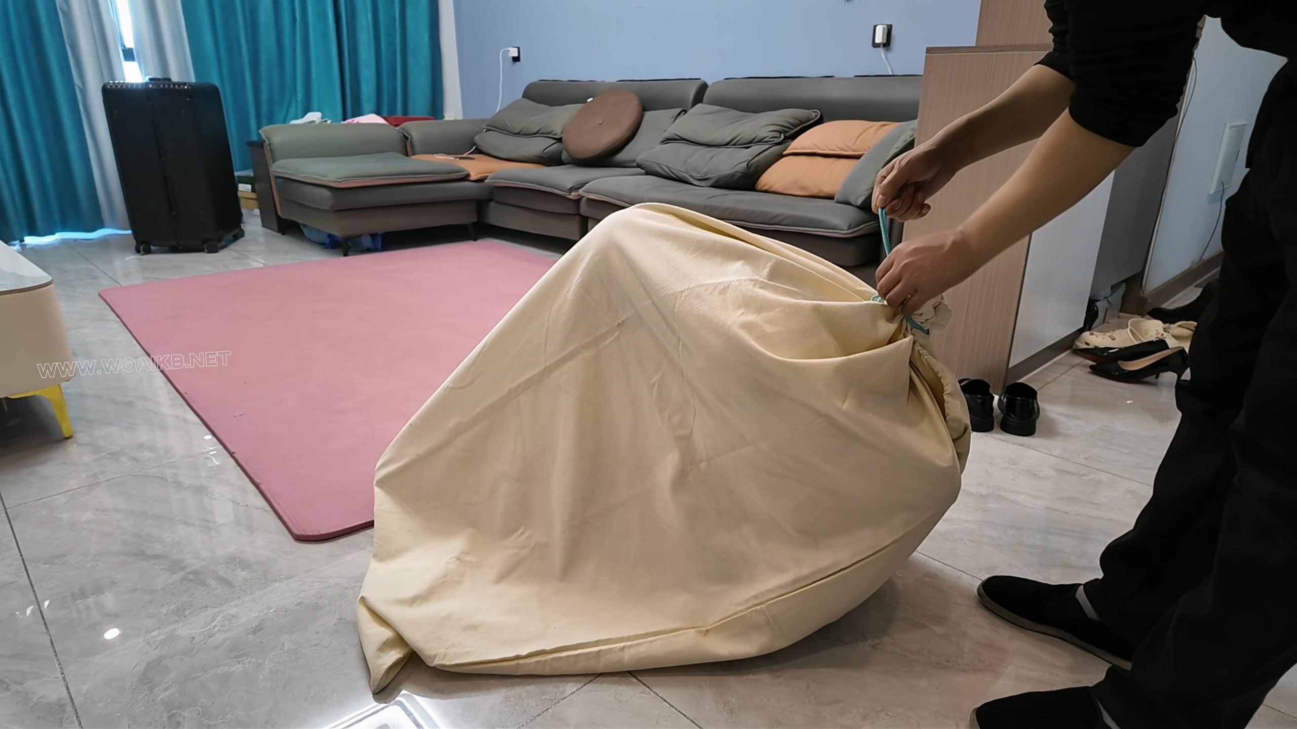 《办公室惊魂》少妇遭遇劫难后的调教难第三集