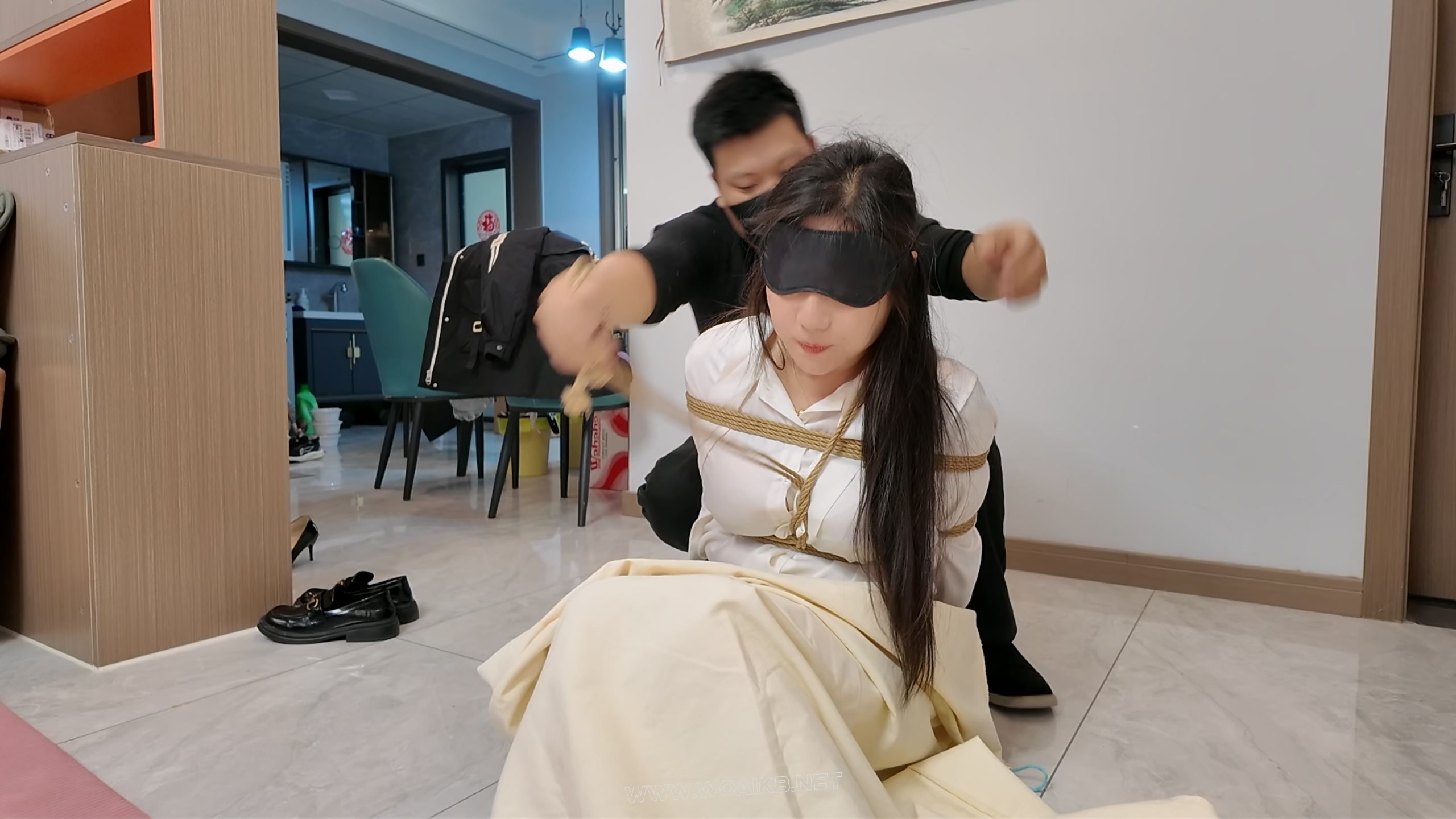 《办公室惊魂》少妇遭遇劫难后的调教难第三集 预览图 1