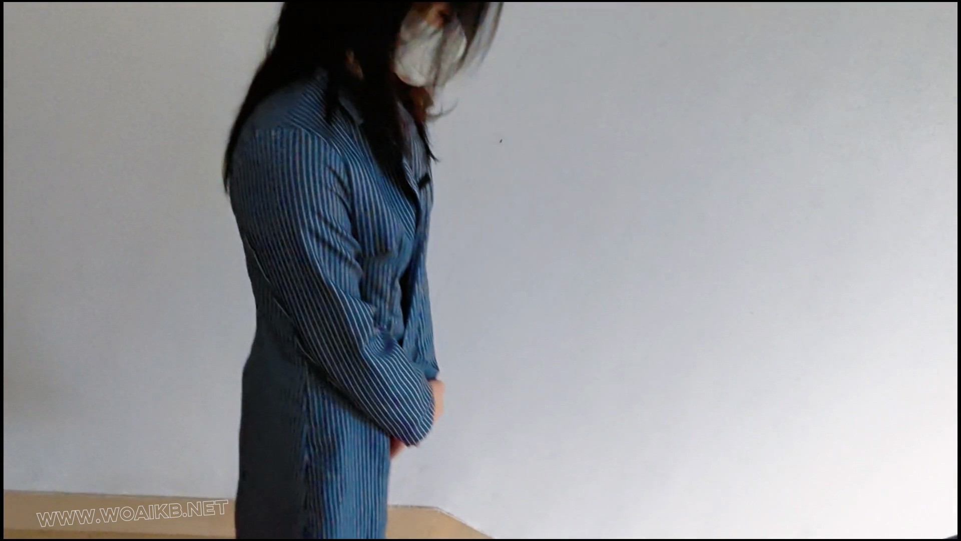 楼道调教,回到房间后,慢慢玩到她受不了她开始自慰,犹豫再三我还是帮帮她 预览图 1