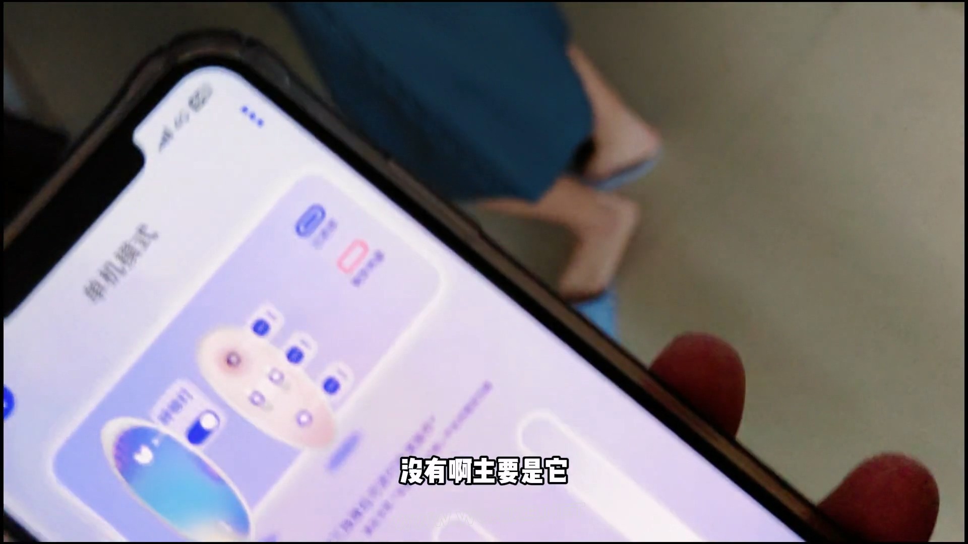 楼道调教,回到房间后,慢慢玩到她受不了她开始自慰,犹豫再三我还是帮帮她