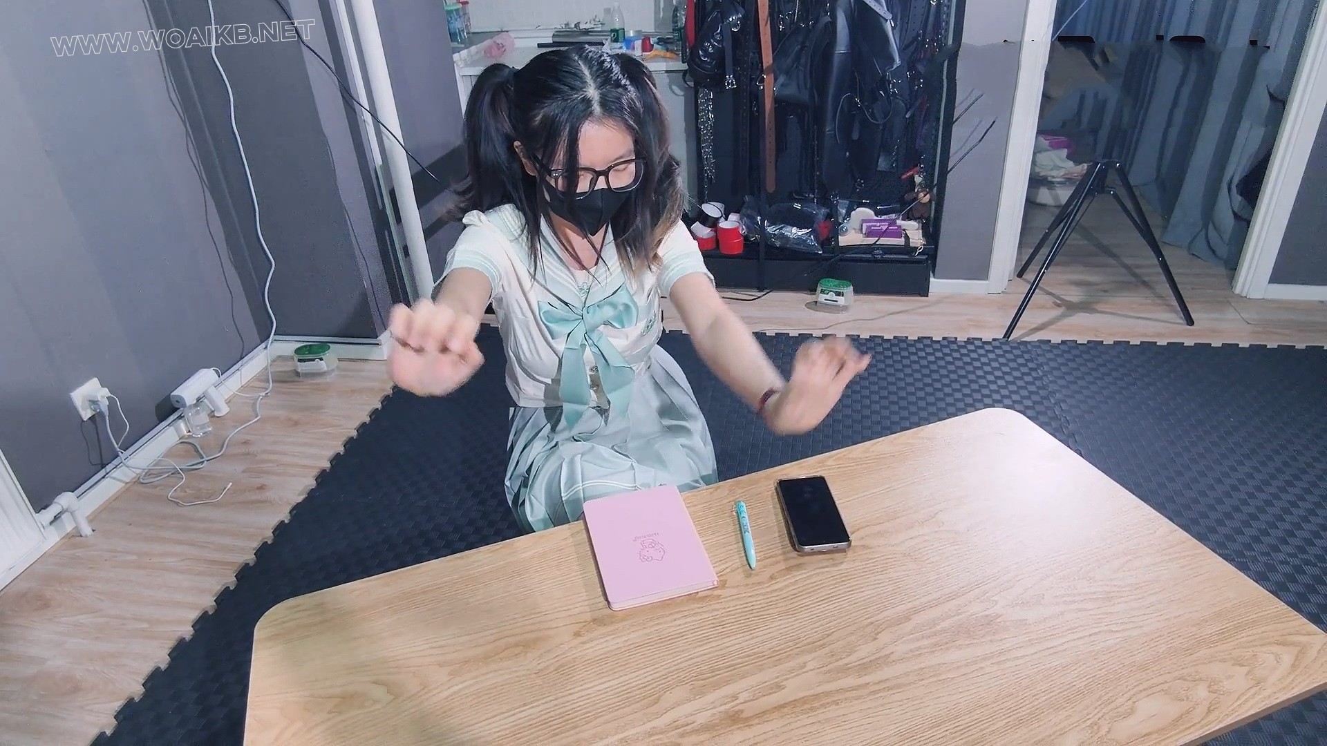 【妙妙】【定拍 足控福利】【jk+牛仔热裤 被好色弟弟舔脚之后 竟邀请弟弟到床上虐...