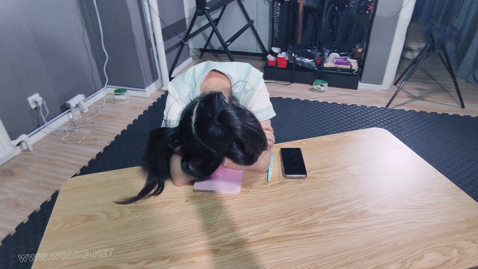 【妙妙】【定拍 足控福利】【jk+牛仔热裤 被好色弟弟舔脚之后 竟邀请弟弟到床上虐... 预览图 2