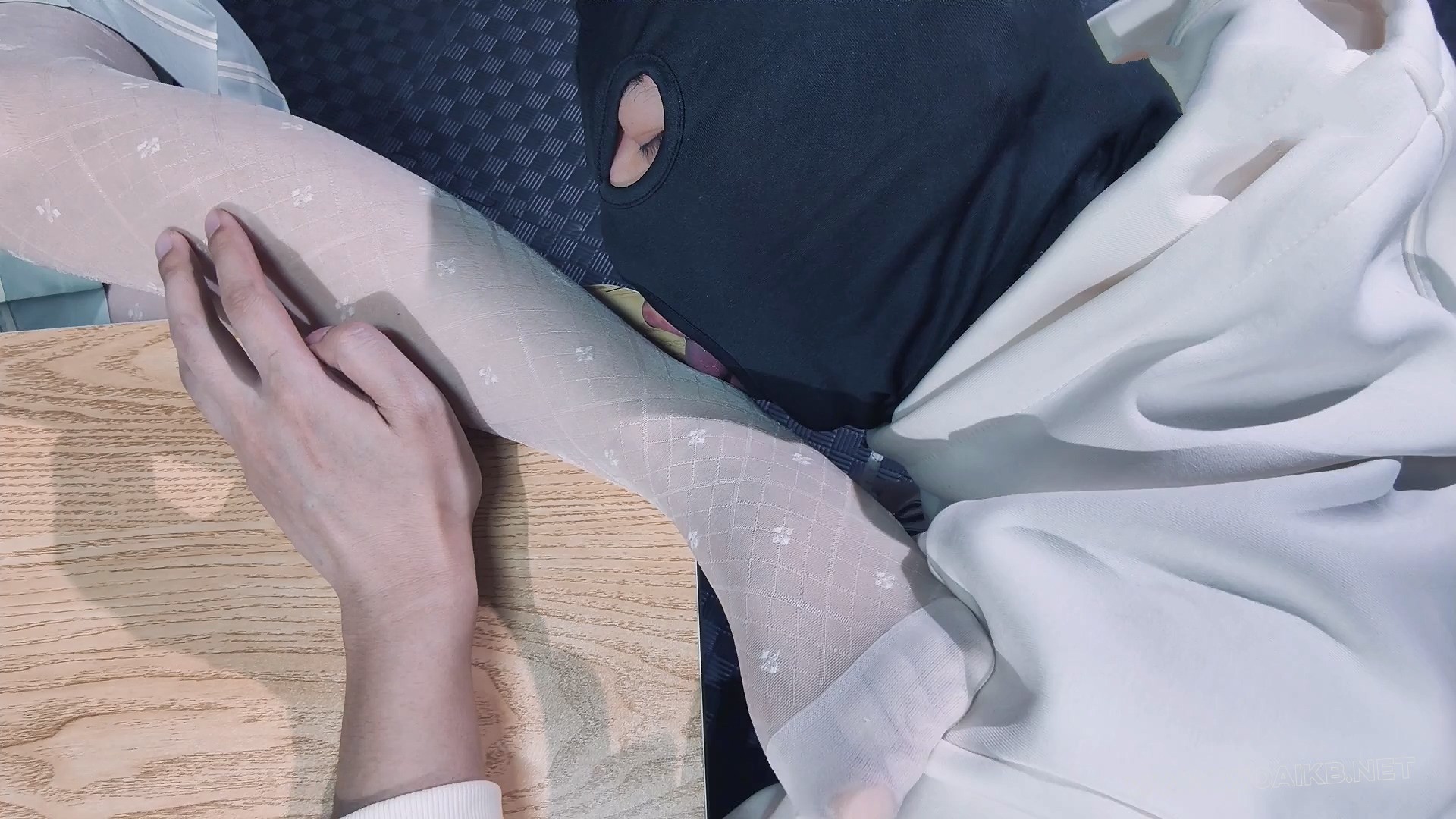 【妙妙】【定拍 足控福利】【jk+牛仔热裤 被好色弟弟舔脚之后 竟邀请弟弟到床上虐... 预览图 7