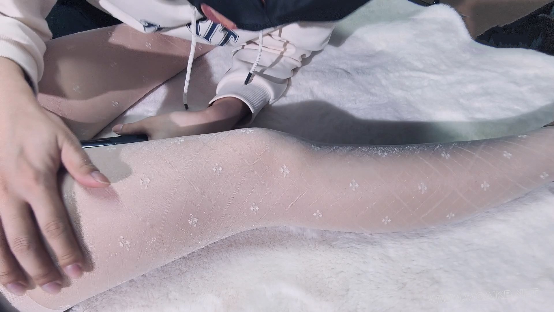 【妙妙】【定拍 足控福利】【jk+牛仔热裤 被好色弟弟舔脚之后 竟邀请弟弟到床上虐... 预览图 11