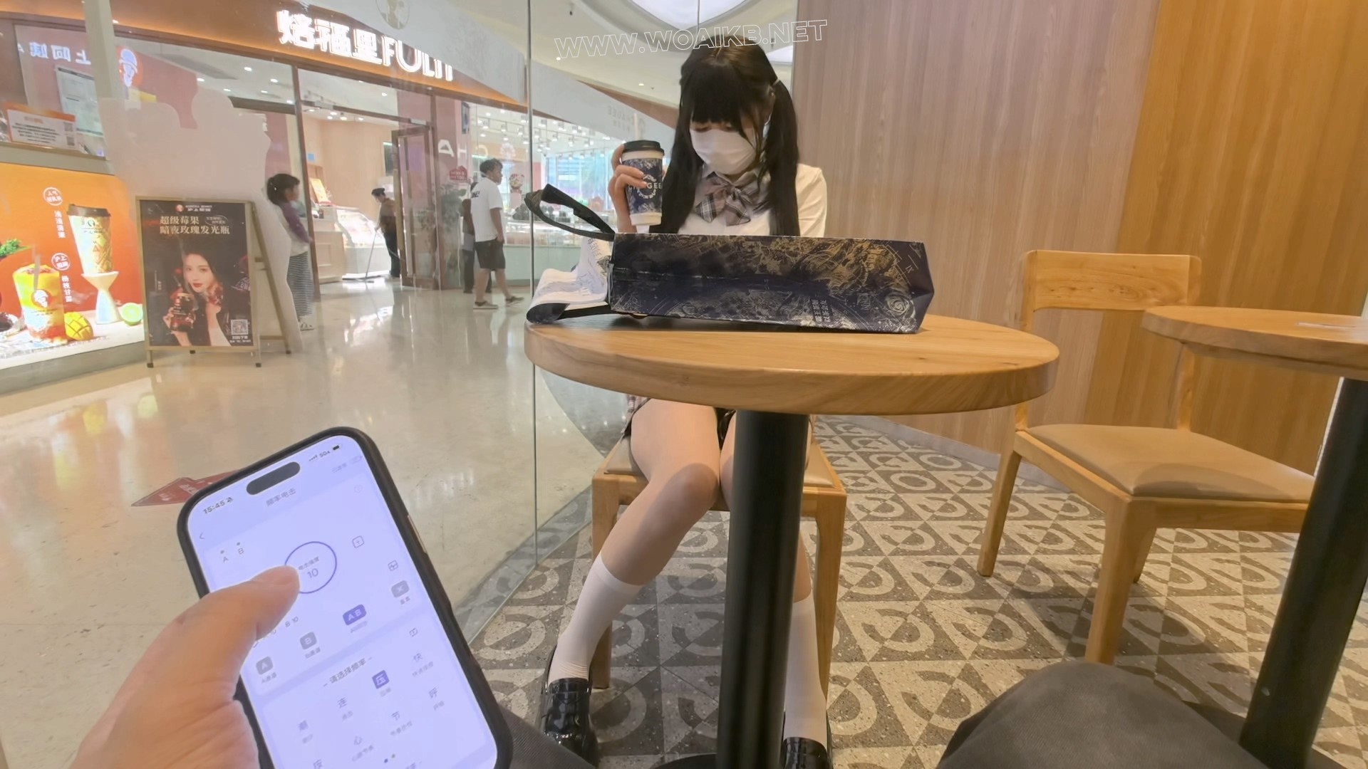 商场的露出 大庭广众的呻吟 掀起裙子露出电击器和波波贝 店员多次看向这边 光天化... 预览图 13