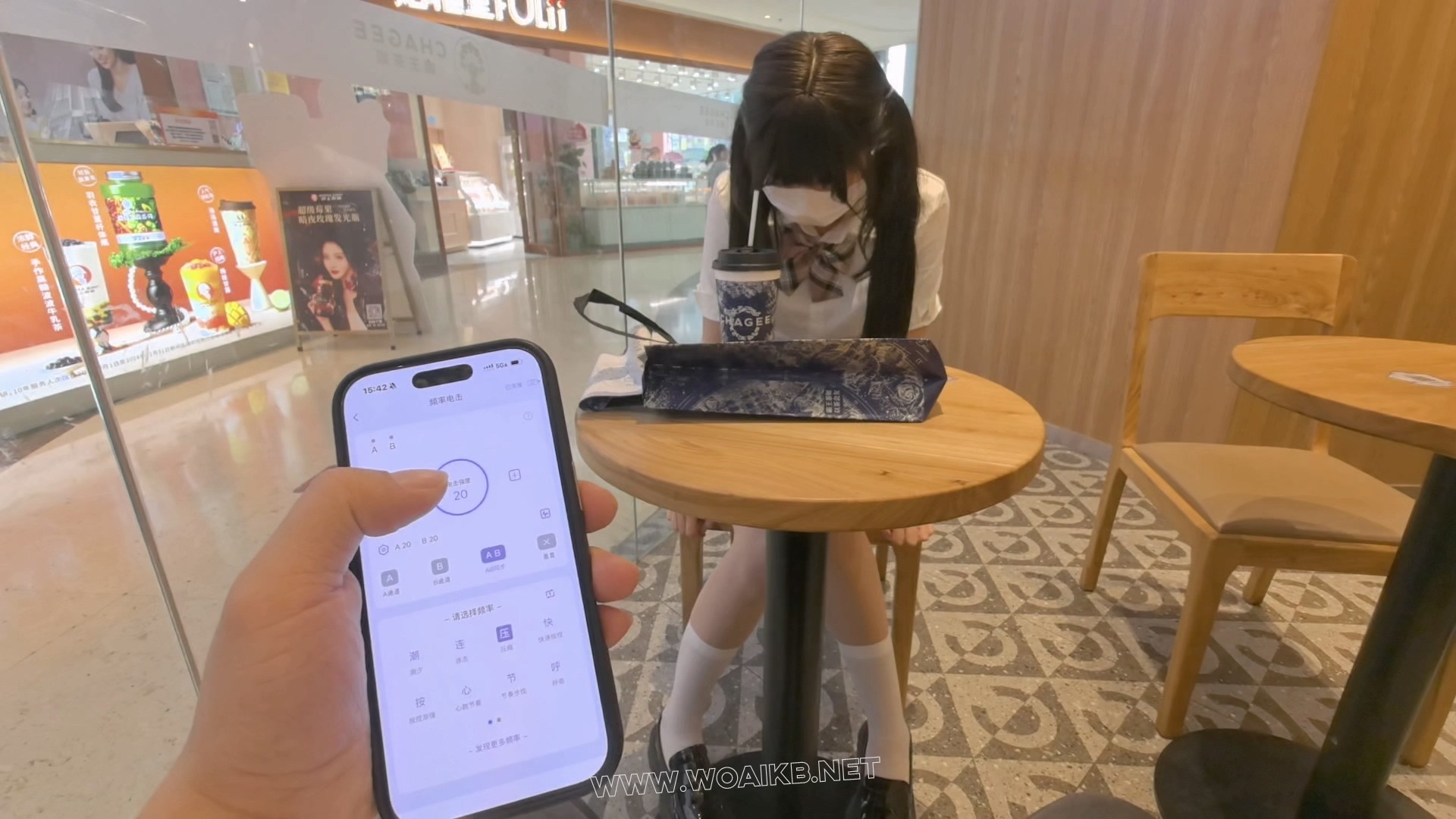 商场的露出 大庭广众的呻吟 掀起裙子露出电击器和波波贝 店员多次看向这边 光天化... 预览图 12