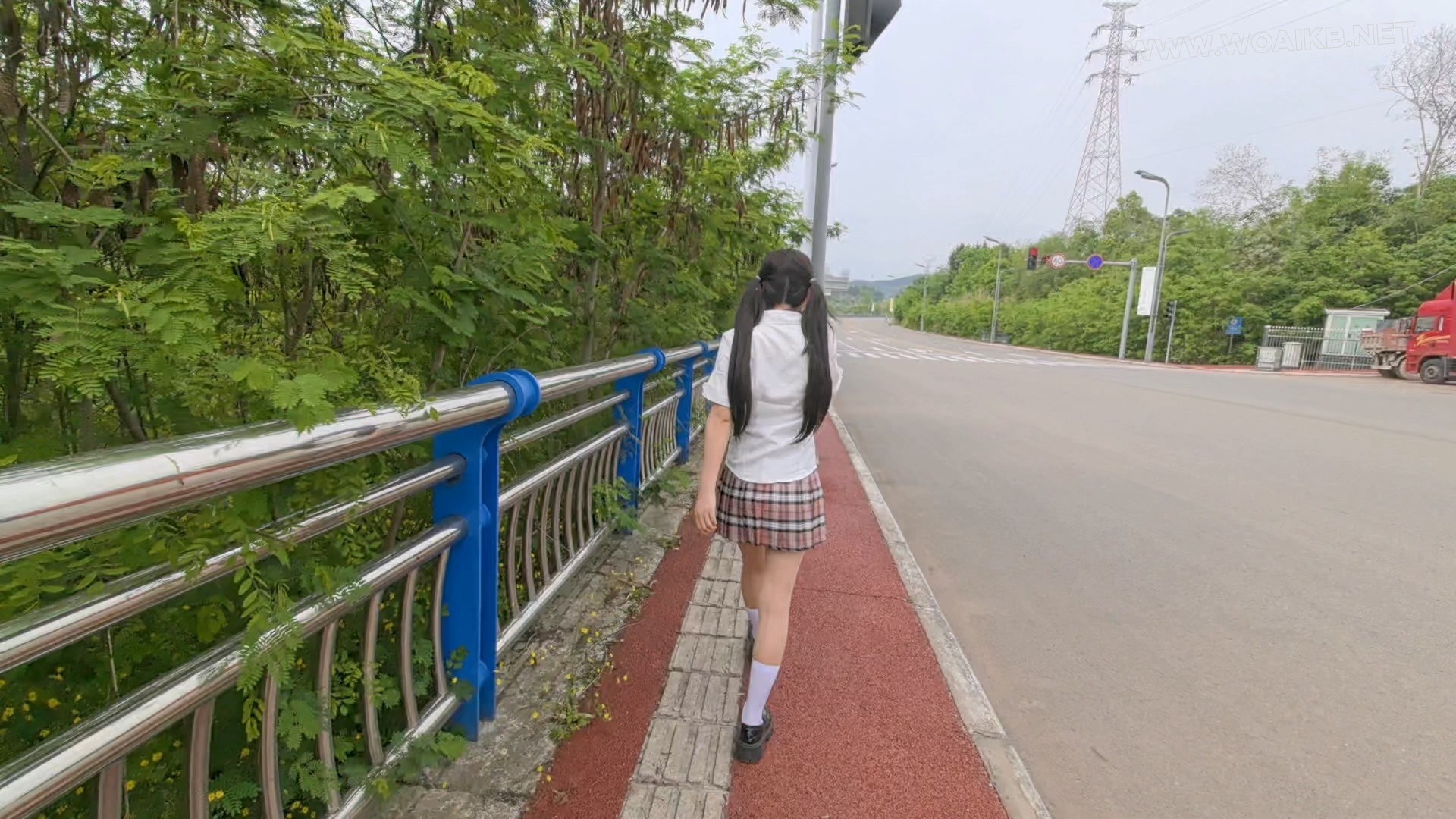 商场的露出 大庭广众的呻吟 掀起裙子露出电击器和波波贝 店员多次看向这边 光天化... 预览图 14