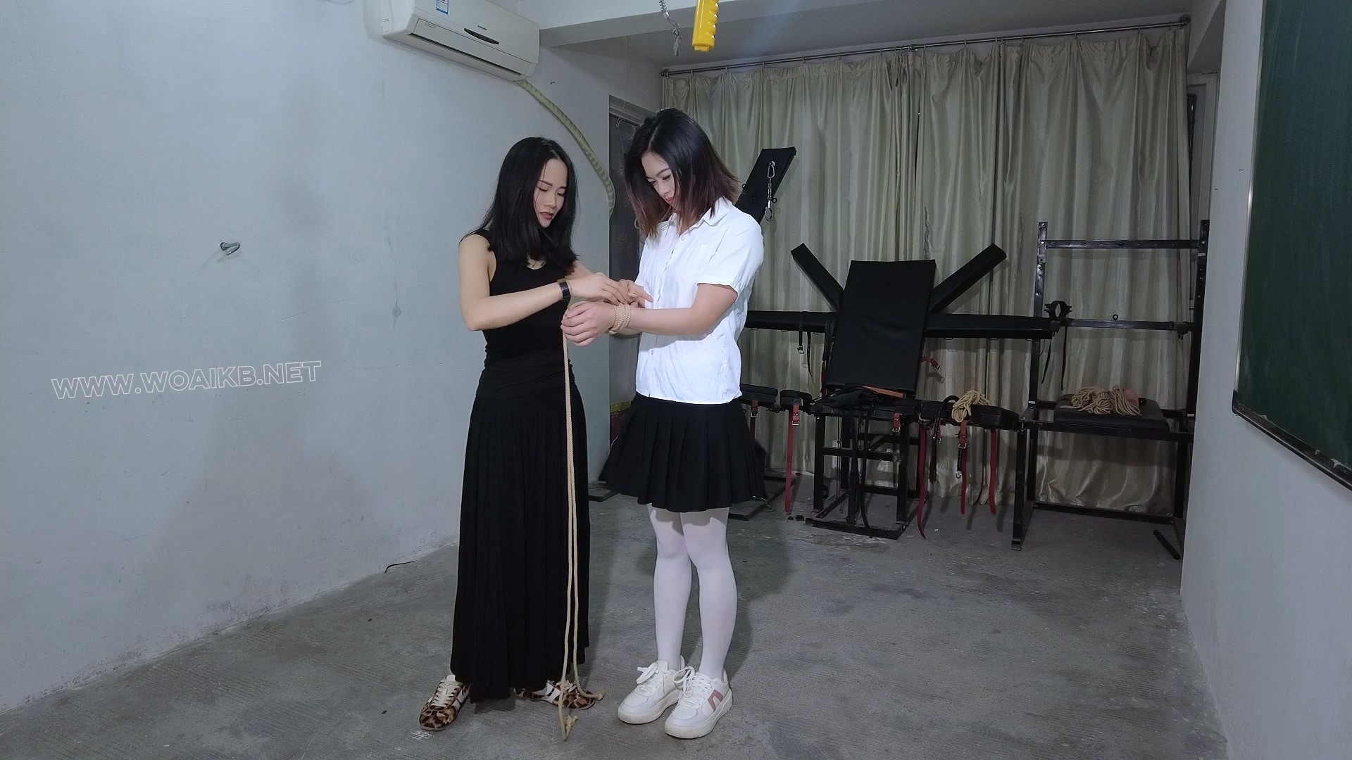 初次体验绳艺捆绑紧缚全身挠痒笑的喘不上气！敏感的她首次感受跳D刺激G潮一个接一... 预览图 1