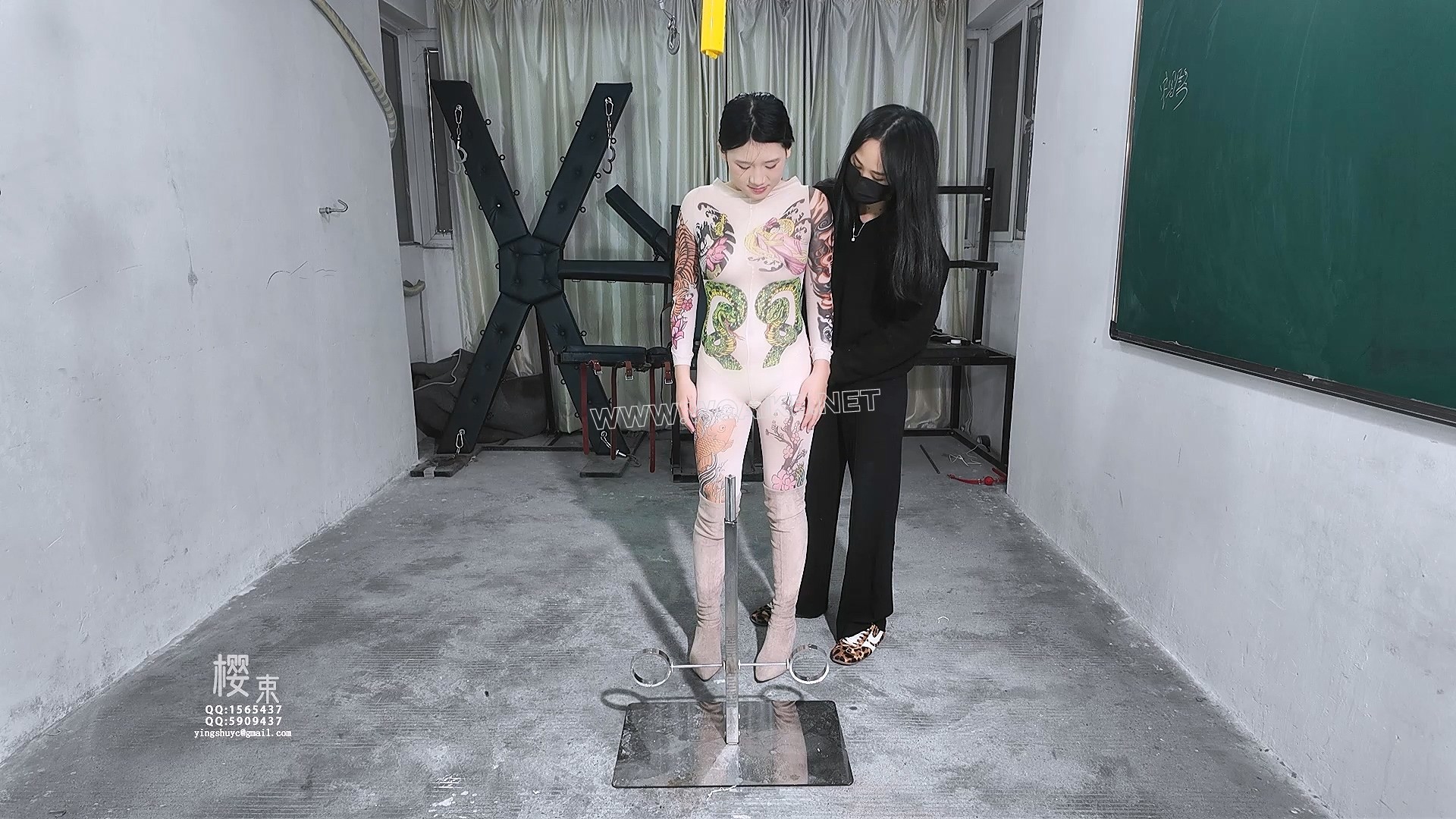 绝美连体肉丝单手吊缚疯狂挠痒！戴眼罩口球！棒棒跳D刺激多次强G大量喷尿！  《绝...