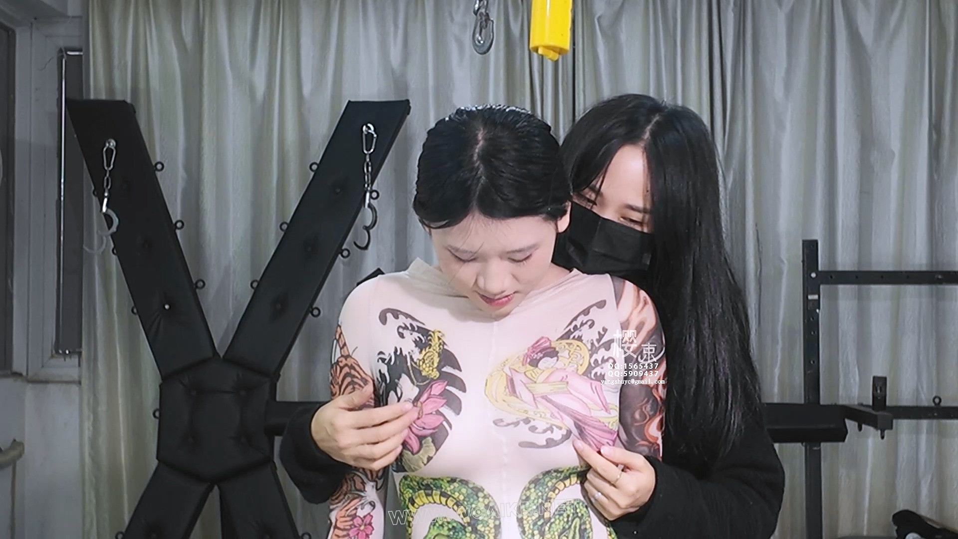 绝美连体肉丝单手吊缚疯狂挠痒！戴眼罩口球！棒棒跳D刺激多次强G大量喷尿！  《绝... 预览图 1
