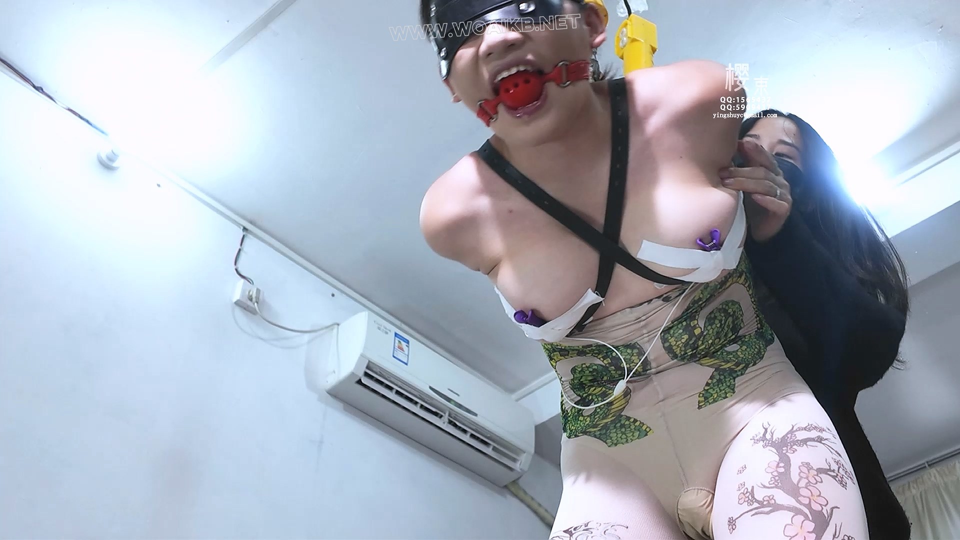 绝美连体肉丝单手吊缚疯狂挠痒！戴眼罩口球！棒棒跳D刺激多次强G大量喷尿！  《绝... 预览图 9