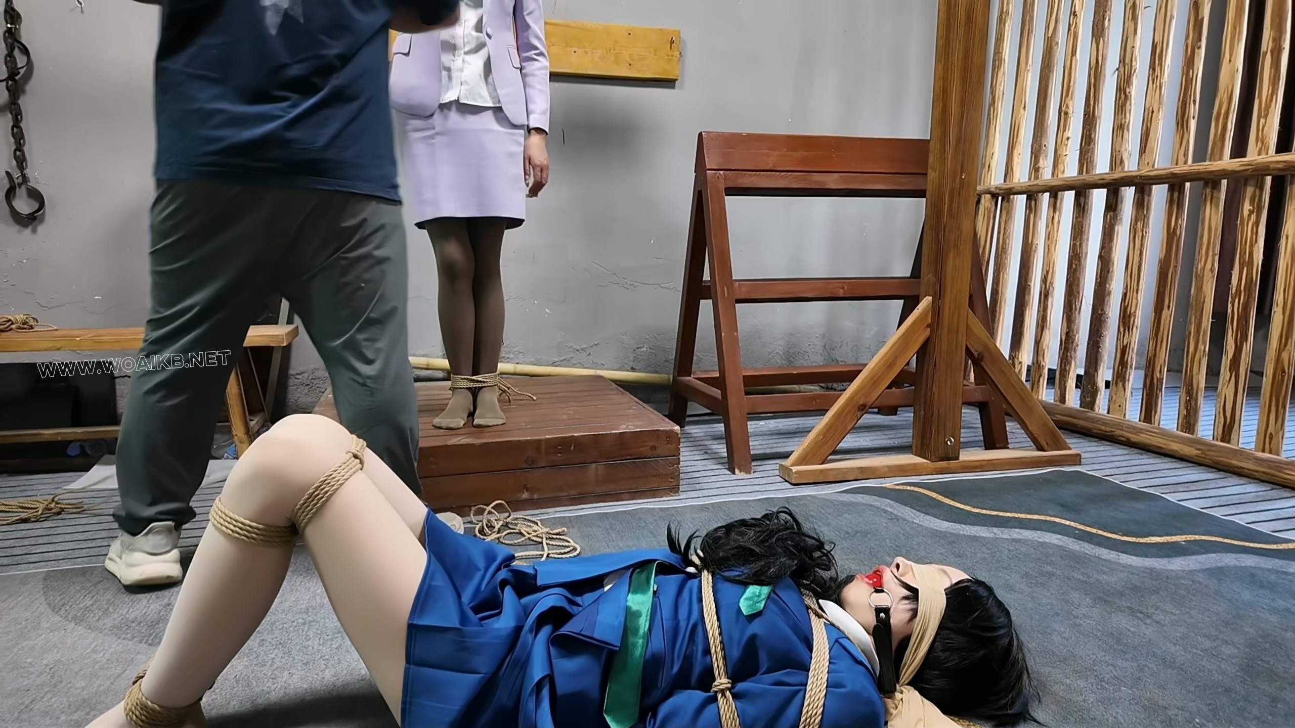 佳佳雅倩主演-《名侦探柯南》妃英理毛利兰母女遇袭之母女调教 预览图 14